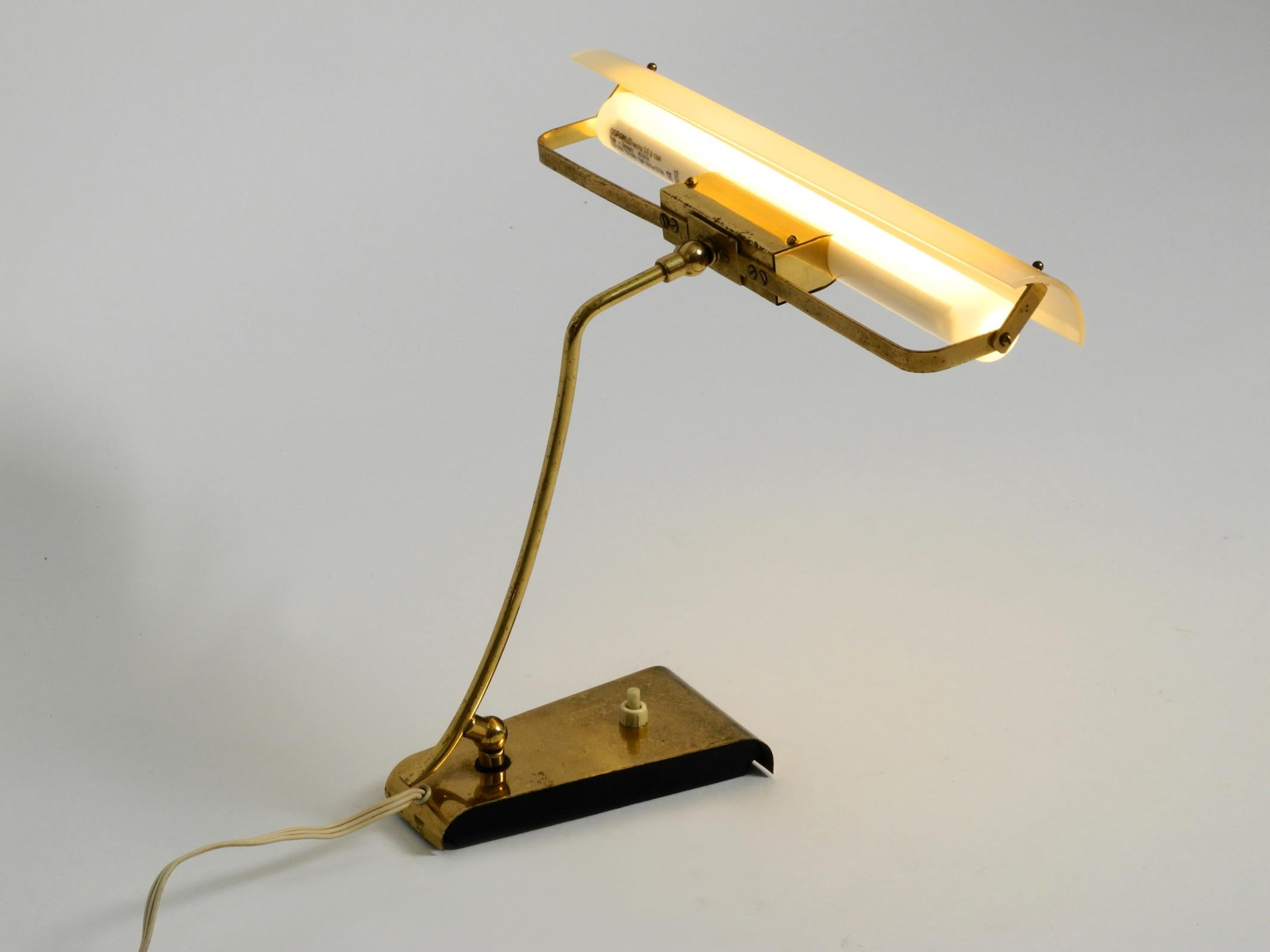 Allemand Lampe de bureau en laiton moderne du milieu du siècle dernier avec abat-jour en plexiglas et ampoule à culot en vente