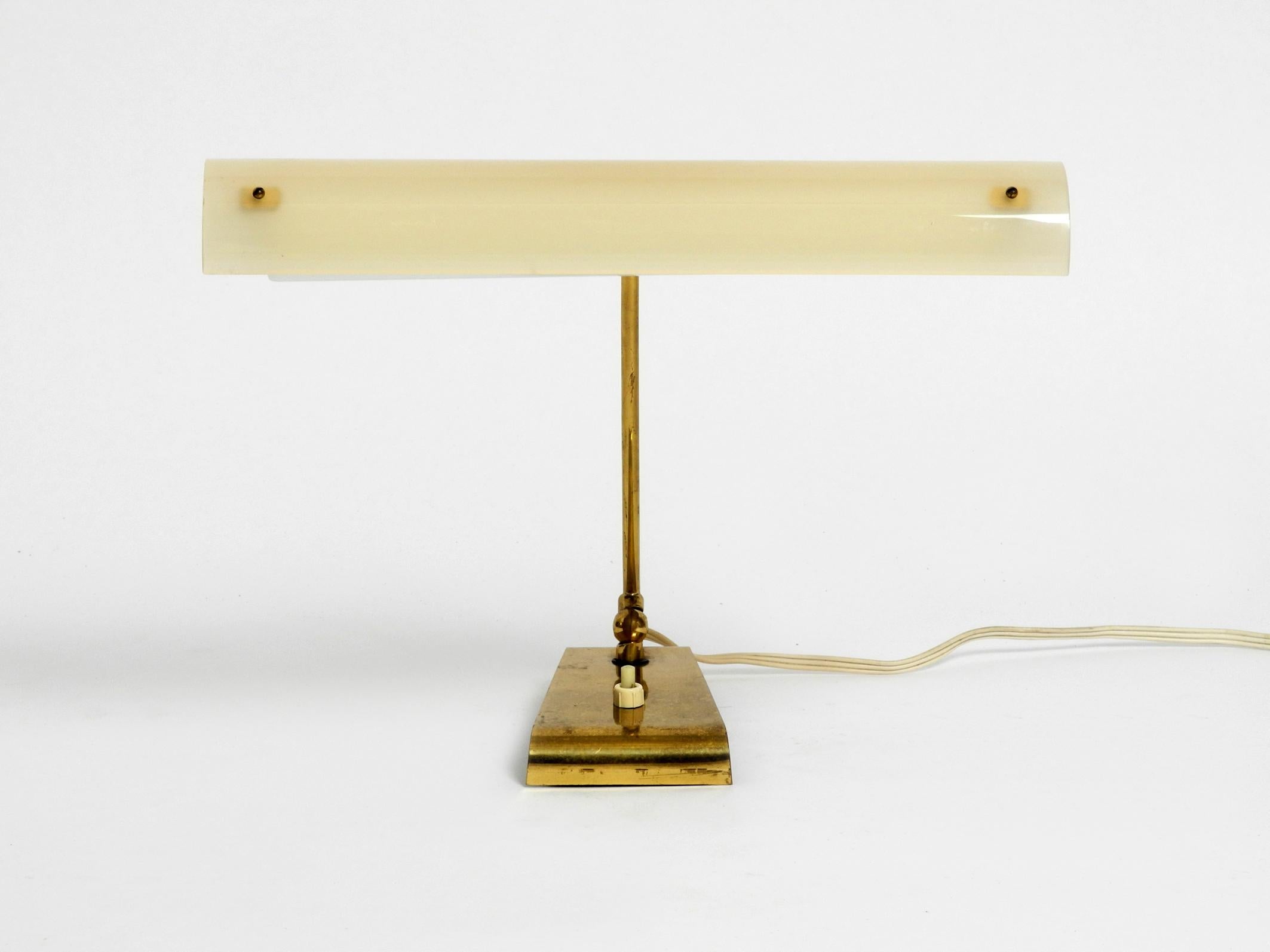 Milieu du XXe siècle Lampe de bureau en laiton moderne du milieu du siècle dernier avec abat-jour en plexiglas et ampoule à culot en vente