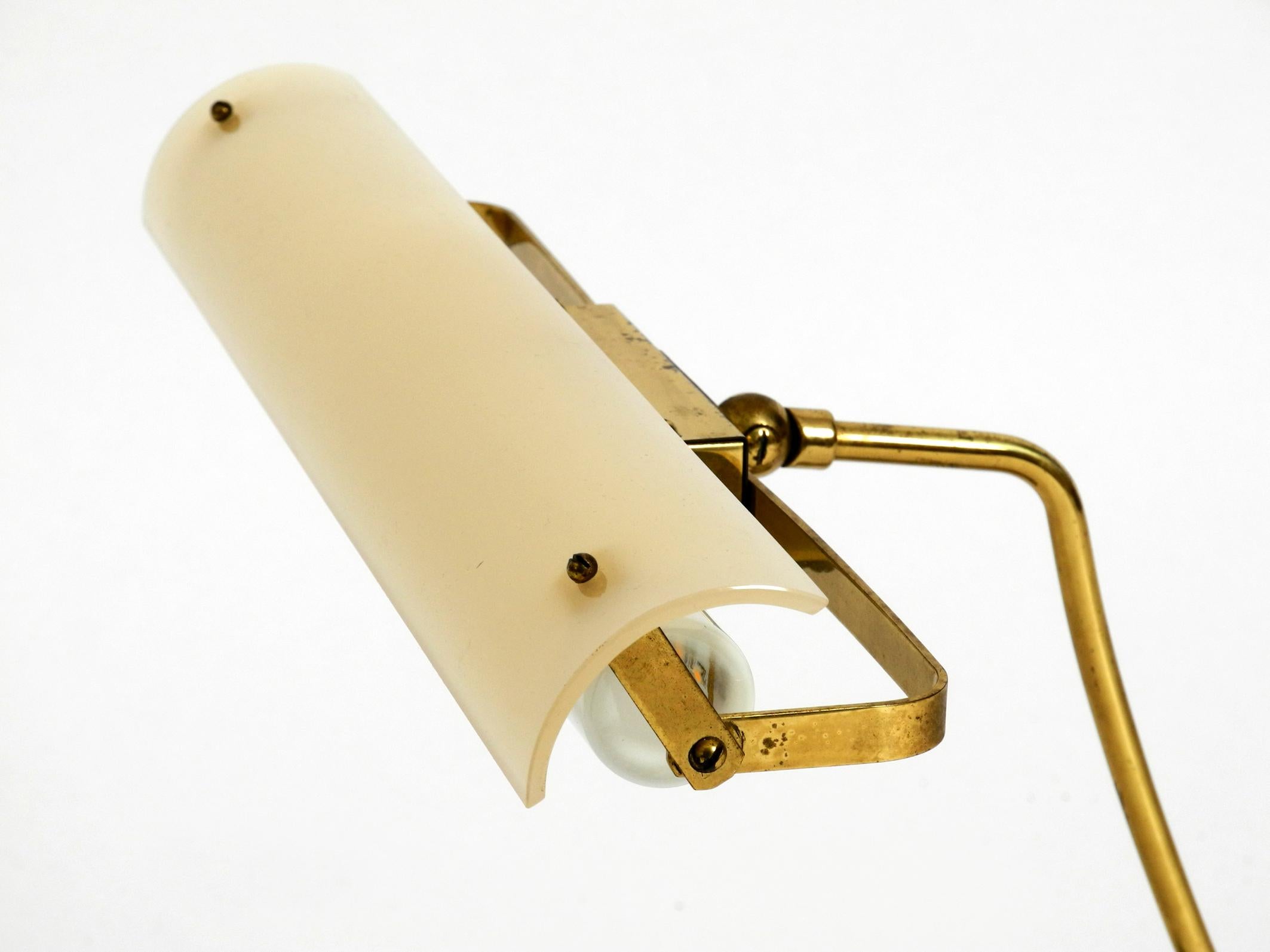 Laiton Lampe de bureau en laiton moderne du milieu du siècle dernier avec abat-jour en plexiglas et ampoule à culot en vente