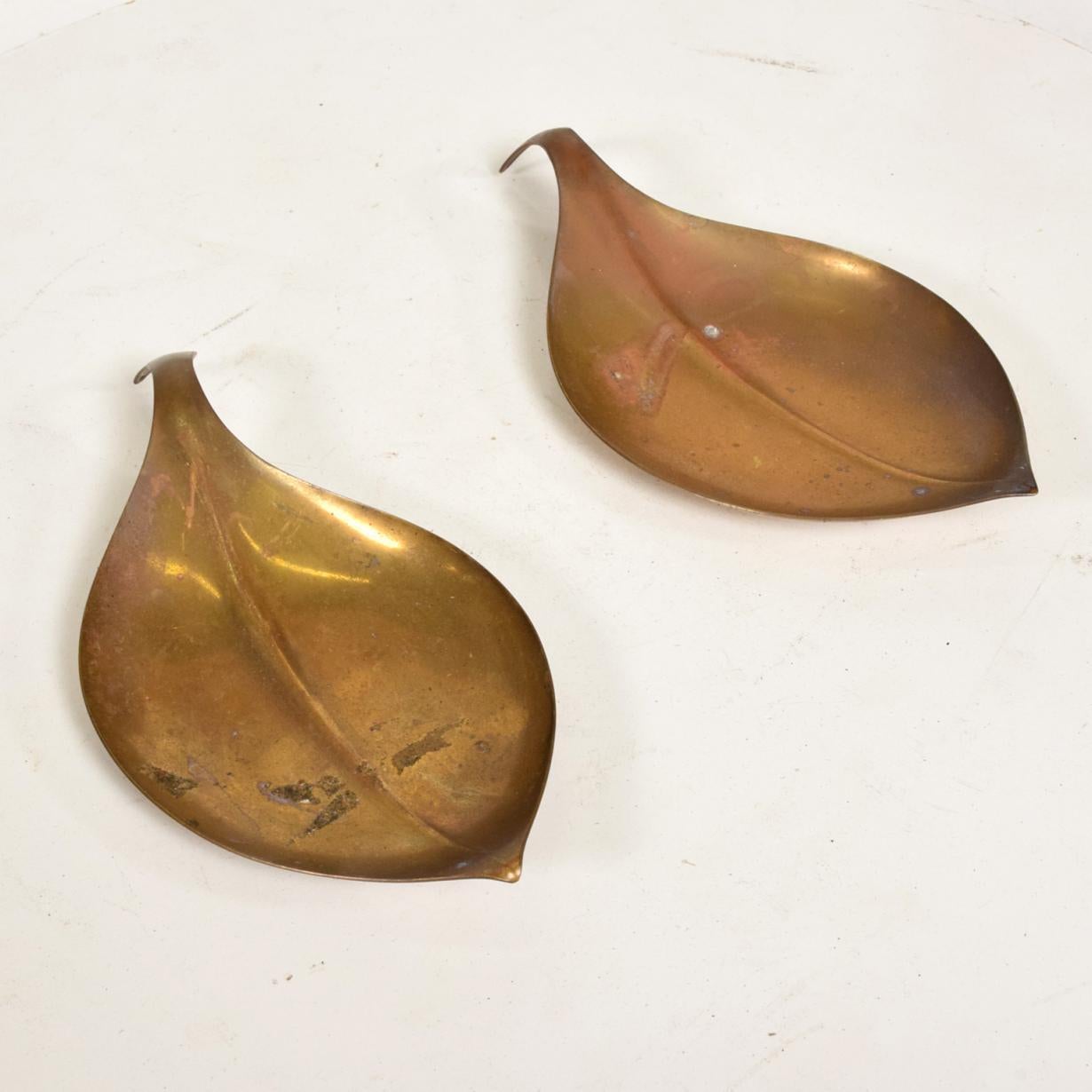 For your consideration, a Mid-Century Modern brass dish decorative plates in brass leaf shape.


Stamped: 