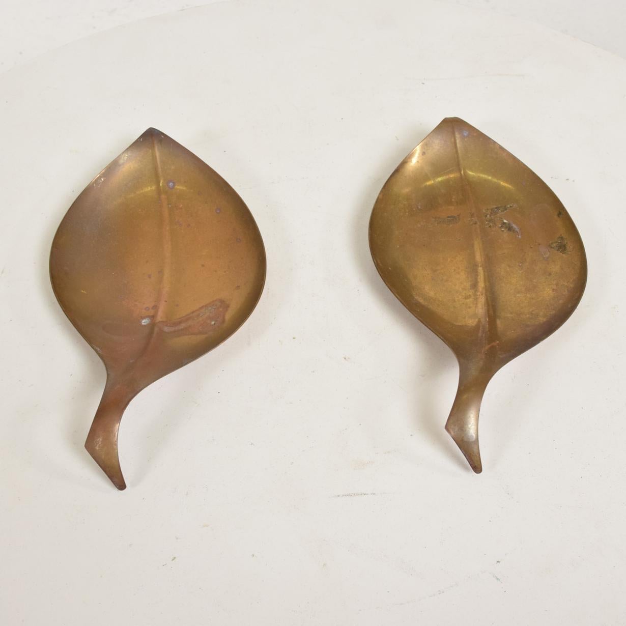 Patinated Mid-Century Modern Brass Dish Decorative Plates in Brass Leaf Shape