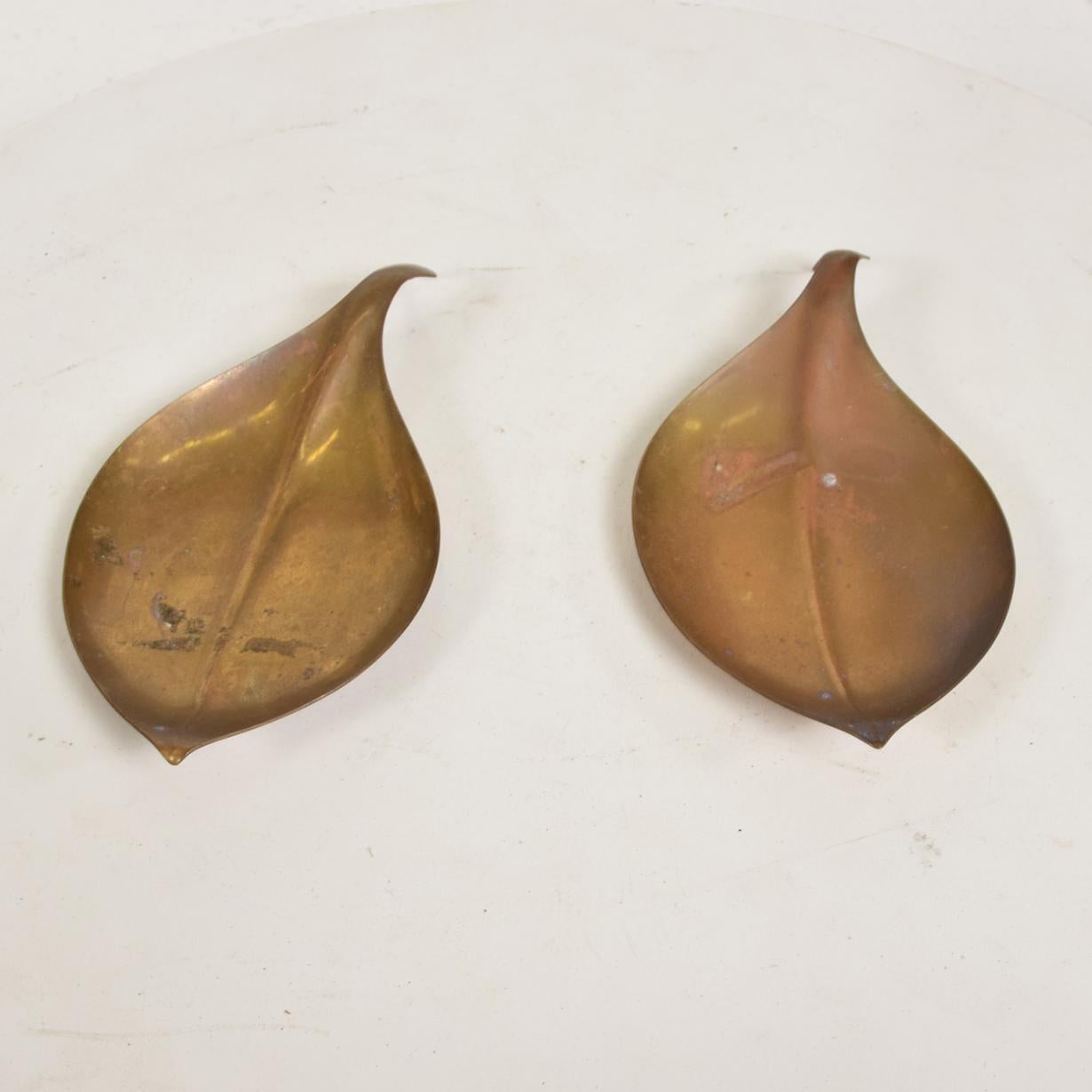 Mid-Century Modern Brass Dish Decorative Plates in Brass Leaf Shape In Good Condition In Chula Vista, CA