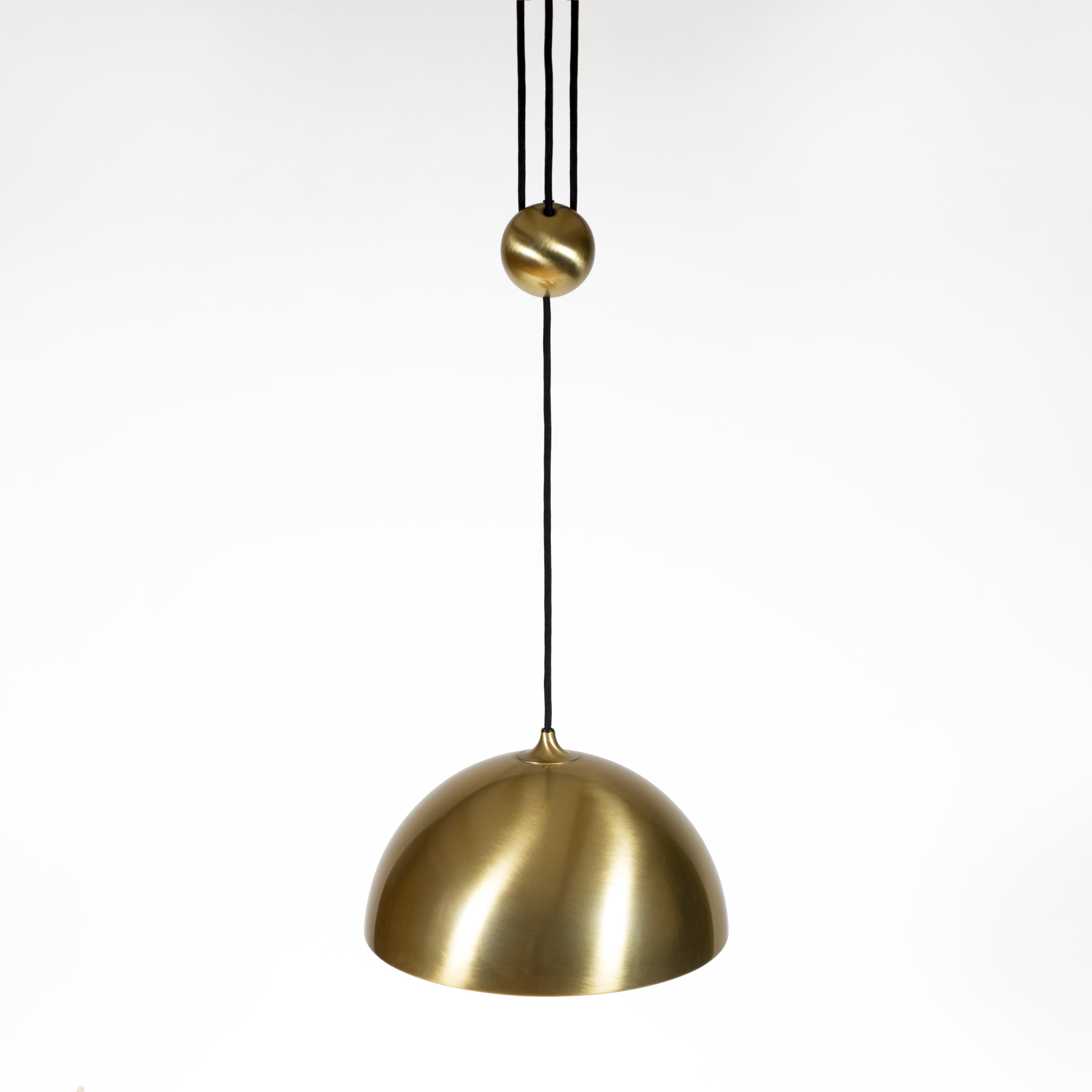 Mid-Century moderno Lampada a sospensione a contrappeso di Florian Schulz in ottone 