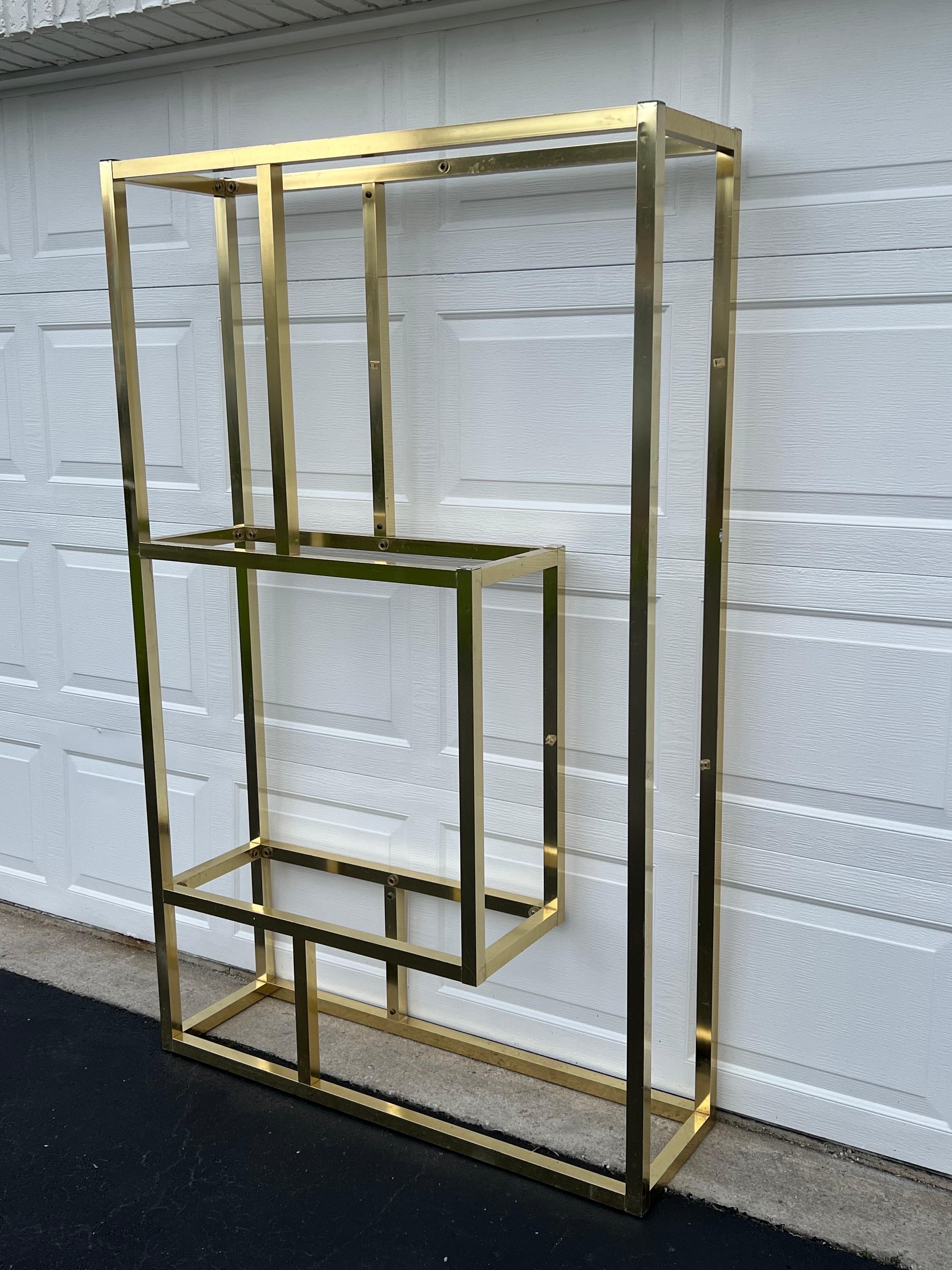 Etagere moderna di metà secolo con finitura in ottone e ripiani in vetro. Design classico nello stile di Milo Baughman. Grazie ai 5 ripiani in vetro, è ideale per riporre i tuoi libri o i tuoi oggetti da collezione. Perfetto per un negozio o una