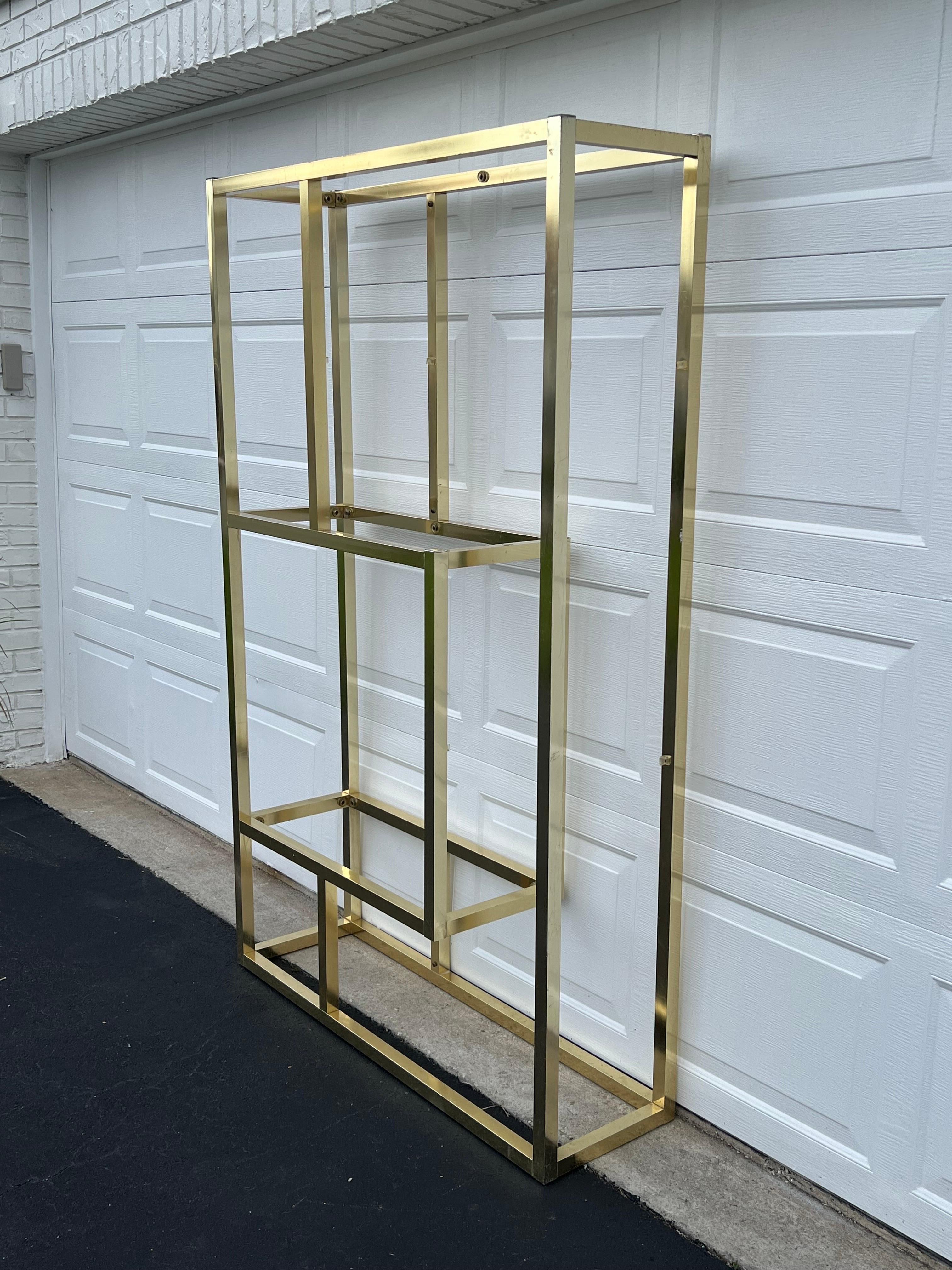Mid-Century moderno Etagere in ottone del Mid Century Modern in vendita