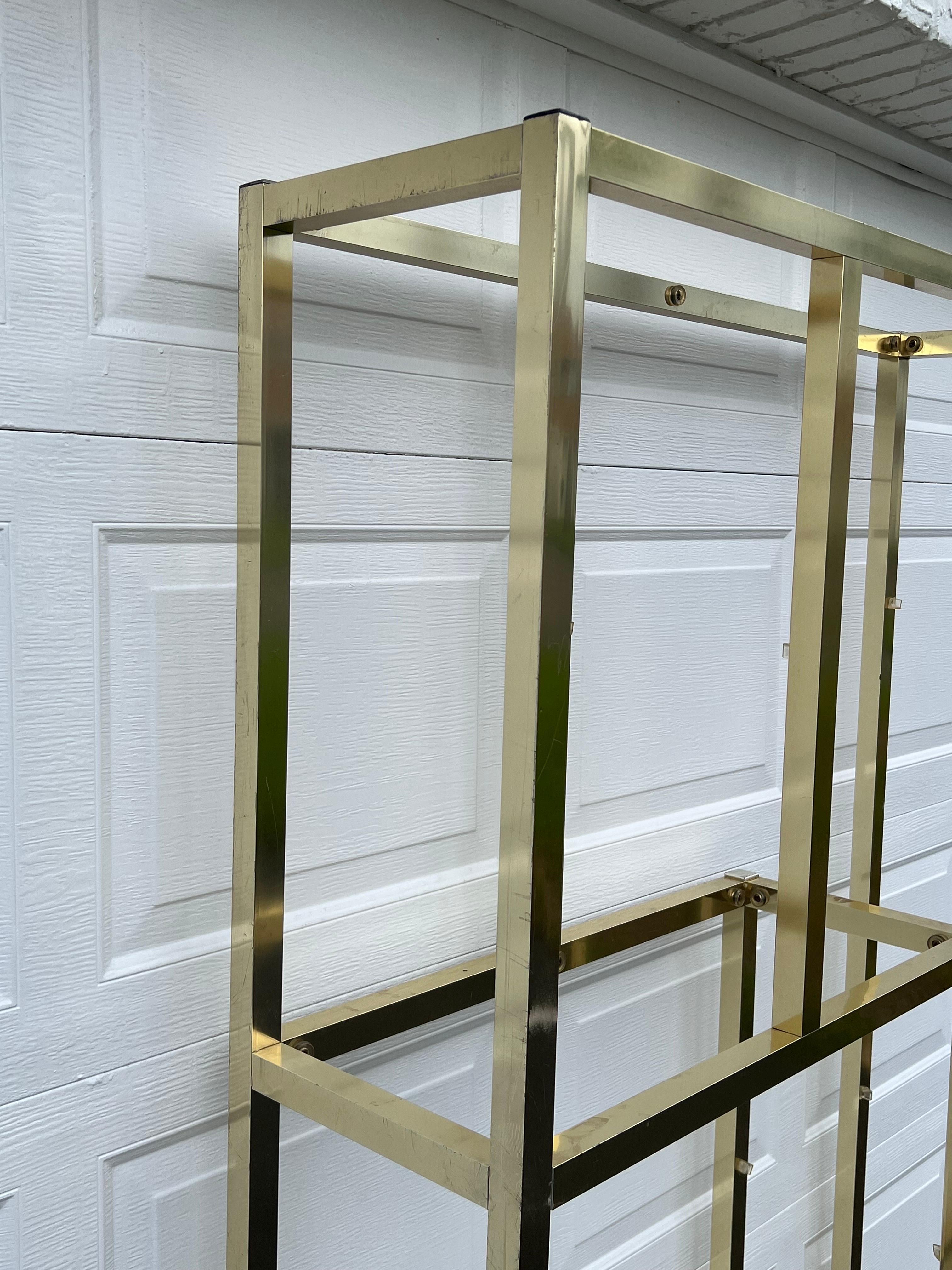 Metallo Etagere in ottone del Mid Century Modern in vendita