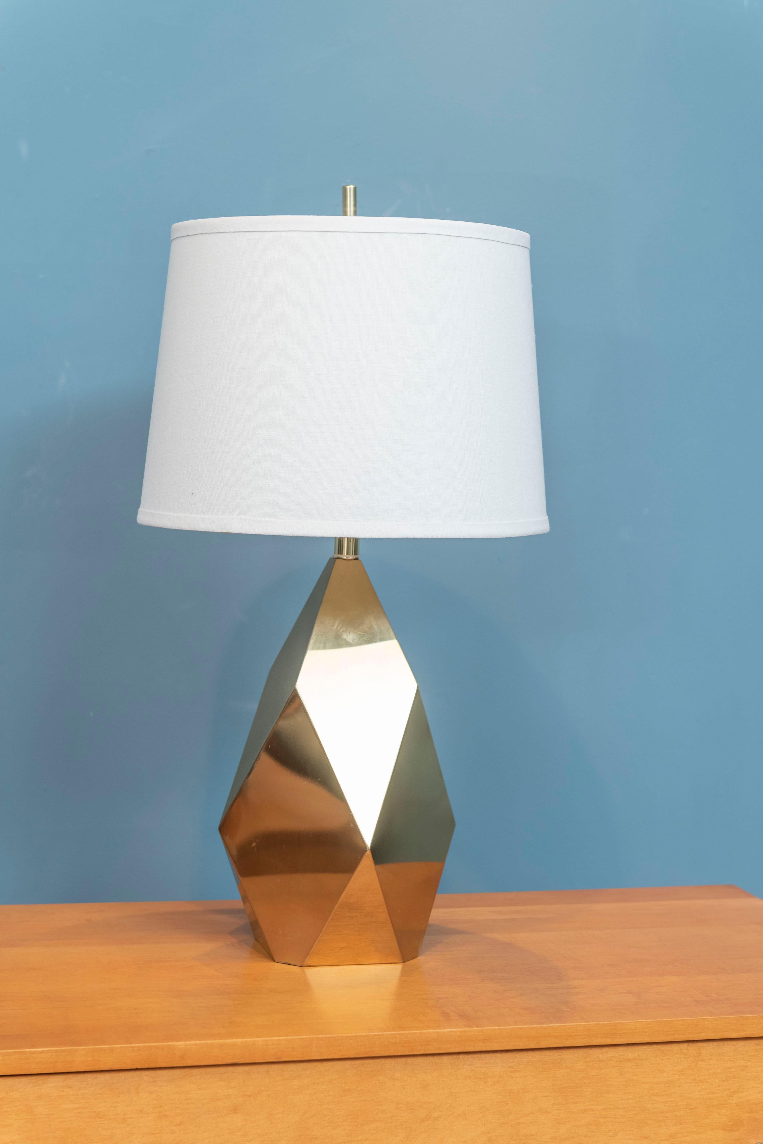Mid-Century Modern brass faceted diamond motif table lamp. Good quality designed lamp ready to be enjoyed.