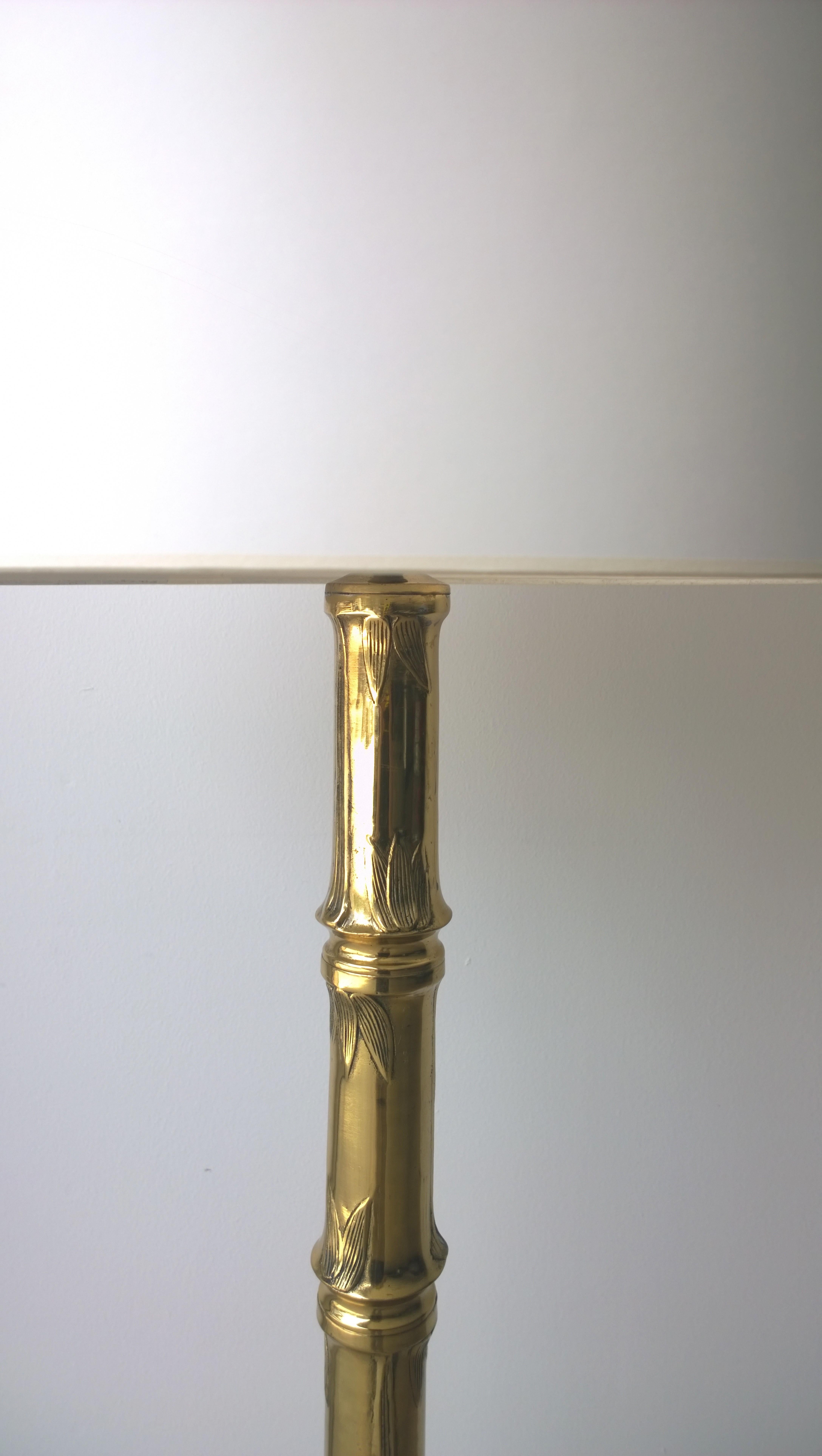 Offered is a substantial Mid-Century Modern / Hollywood glam brass faux bamboo highly stylized floor lamp. This floor lamp is so 