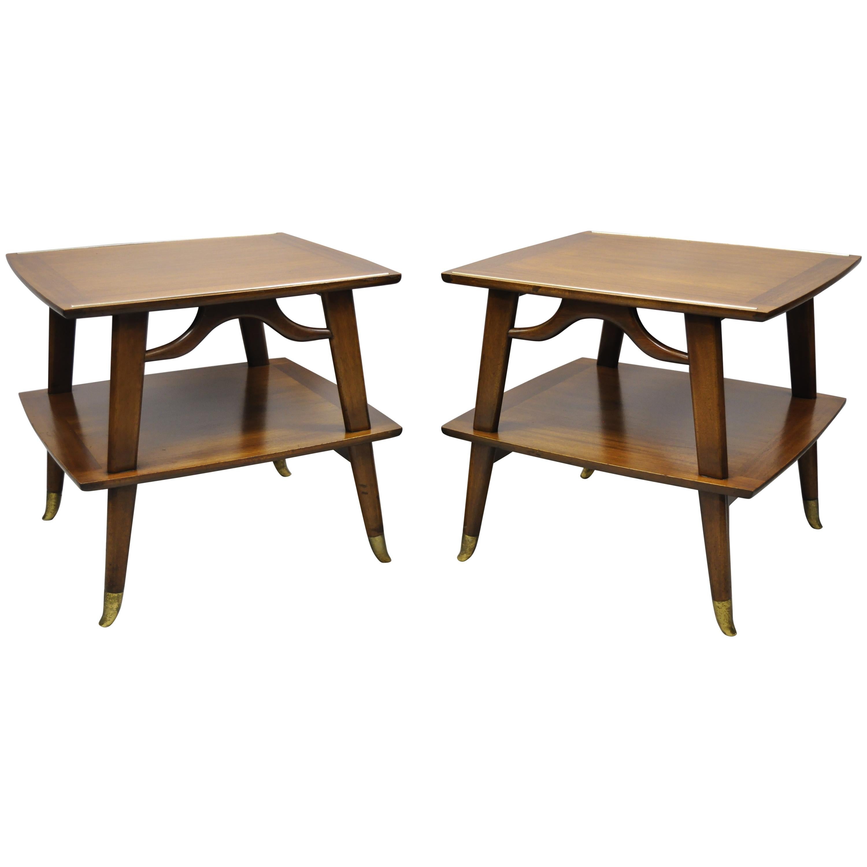 Paire de tables d'appoint à 2 niveaux en noyer sculpté avec pieds en laiton, de style moderne du milieu du siècle dernier