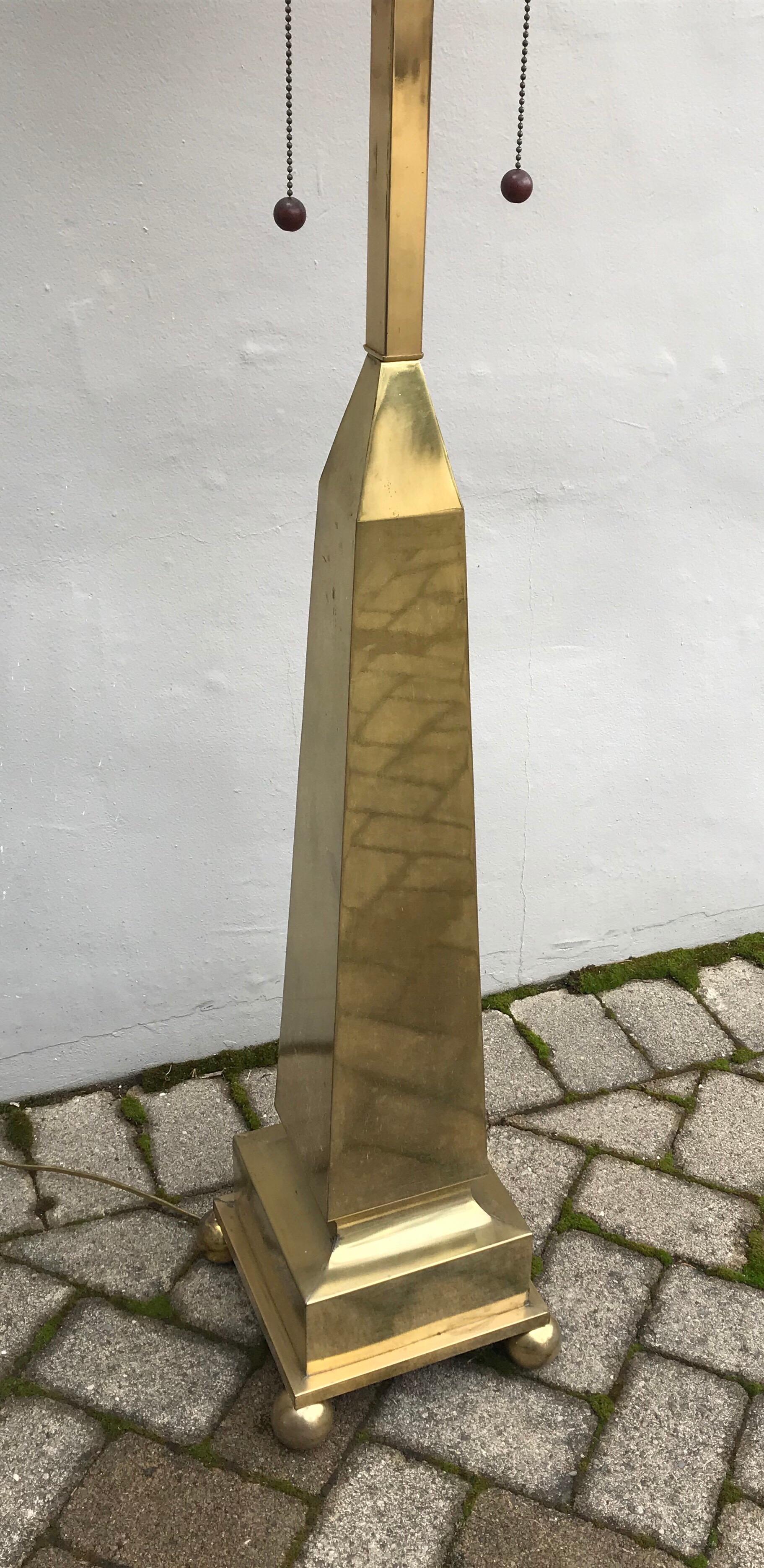 Lampadaire pyramidal en laiton de style Hollywood Regency par Marbro Lamp Company. années 1970, belle patine.
En état de marche mais le recâblage est recommandé, l'abat-jour n'est pas inclus.