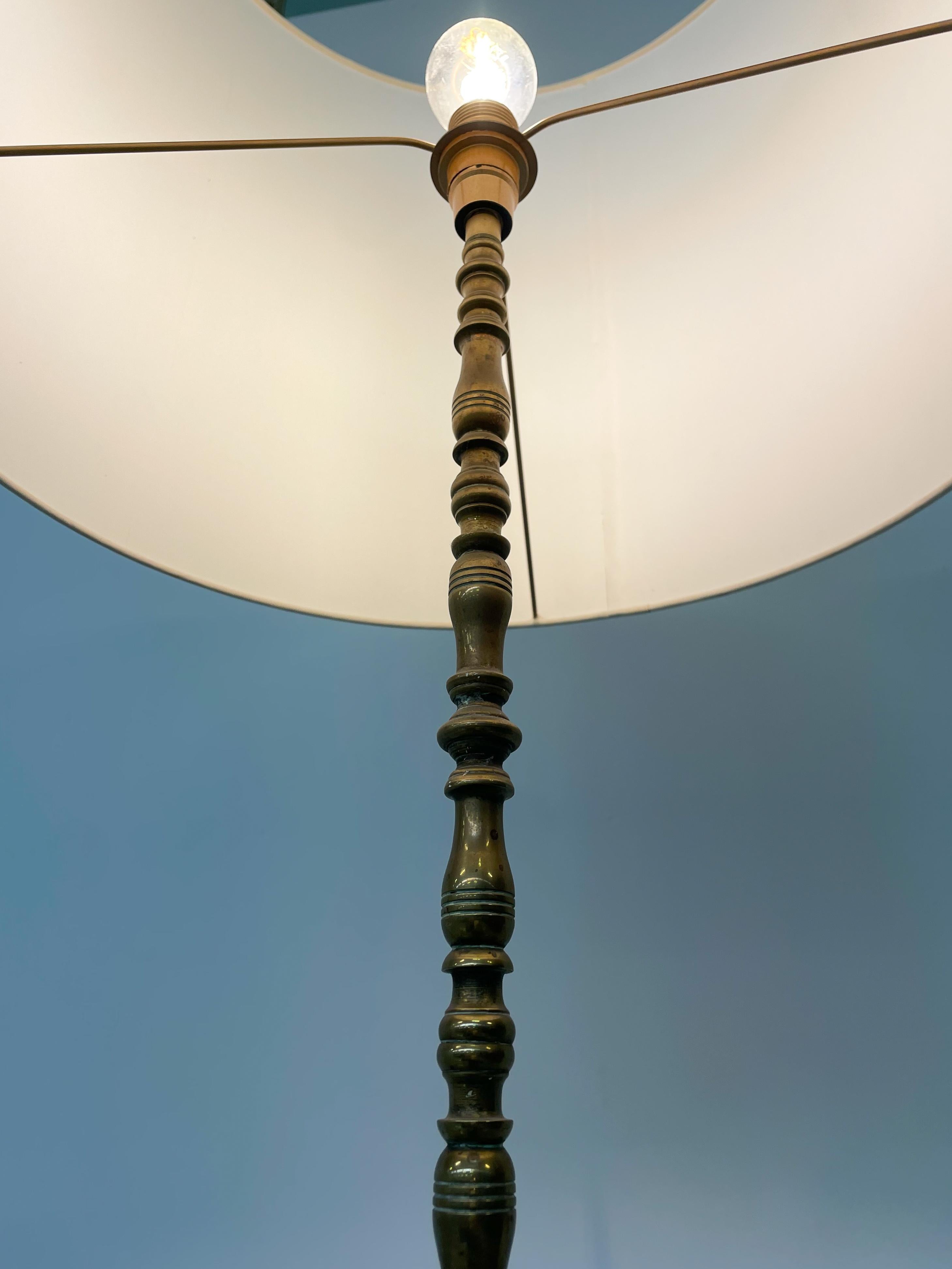 Moderne Stehlampe aus Messing, Mitte des Jahrhunderts, um 1940 im Angebot 2