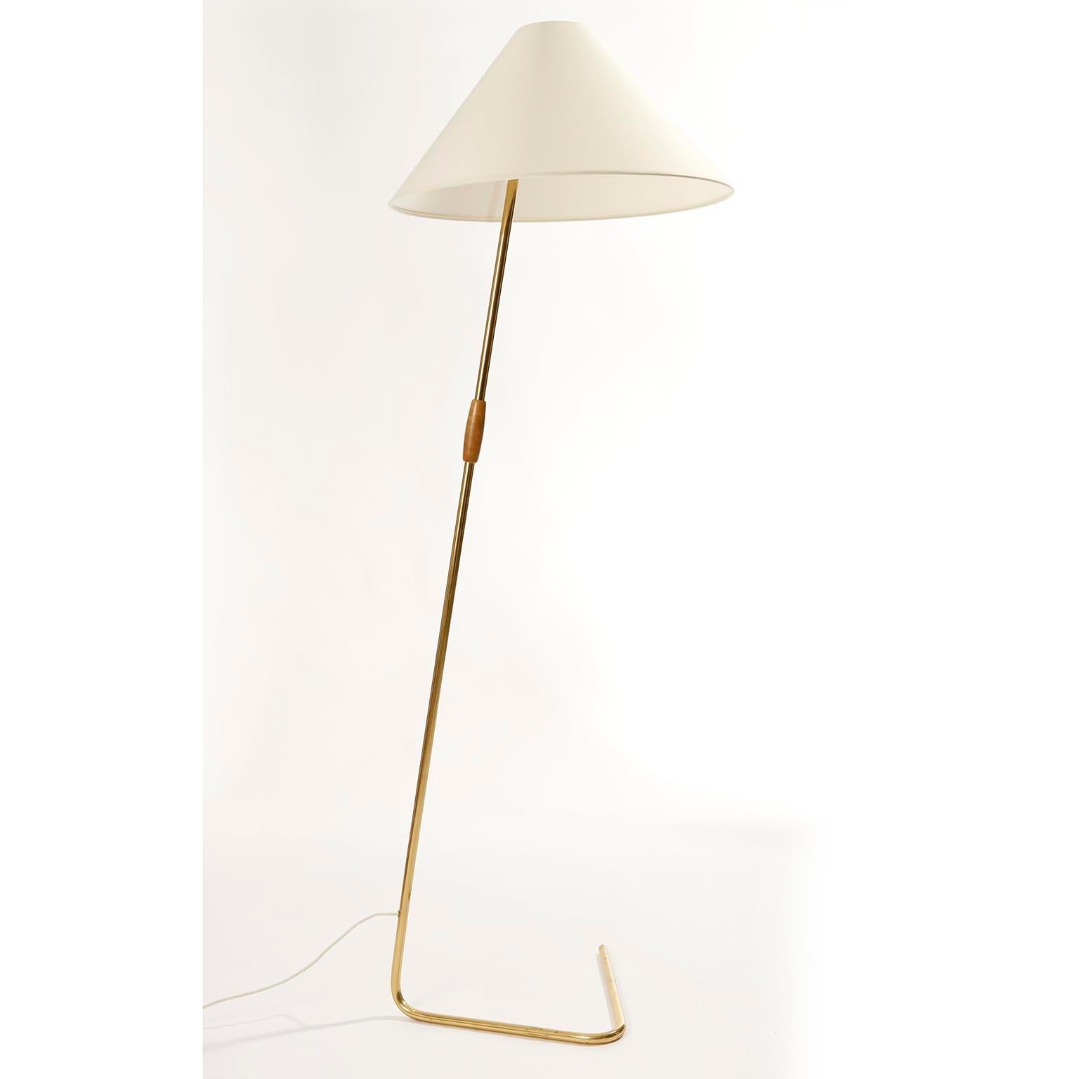 A beautiful brass floor lamp model 'Flamingo' no. 2083 by J.T. Kalmar, manufactured in midcentury, in 1950s or 1960s. The lights is documented in the Kalmar catalogues 1960.
The brass parts are in original condition with a warm aged brass tone and