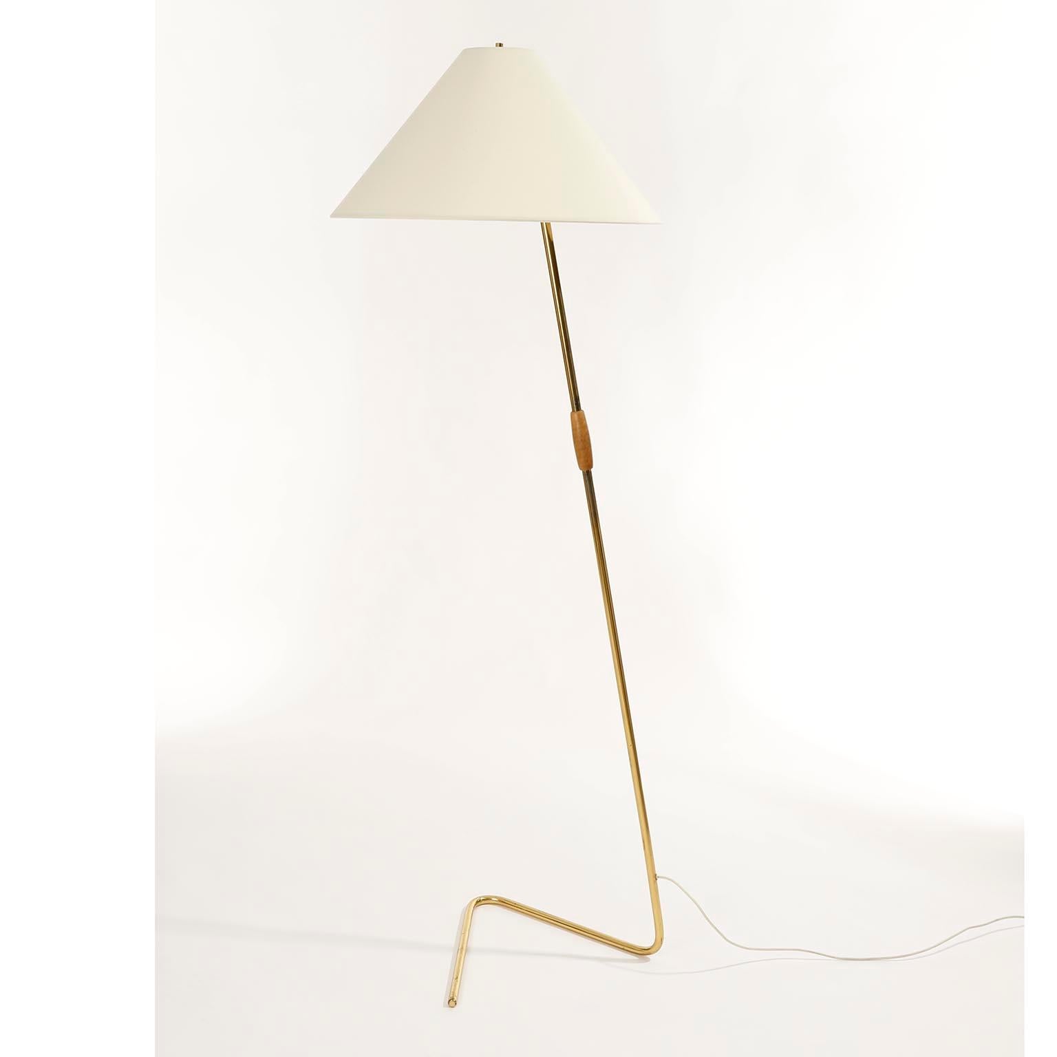 Mid-Century Modern Brass Floor Lamp 'Flamingo' no. 2083 by J.T. Kalmar, 1960s In Good Condition For Sale In Hausmannstätten, AT