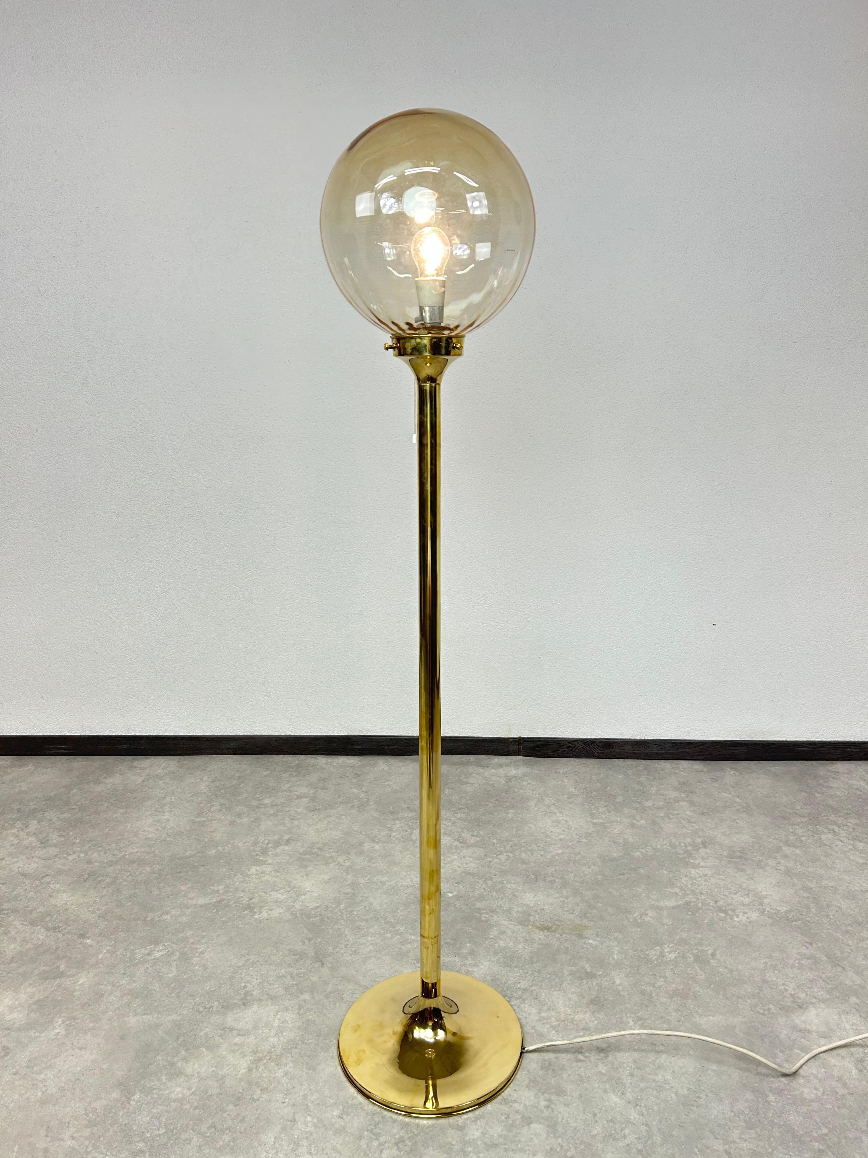 Slovaque  Lampadaire en laiton moderne du milieu du siècle en vente