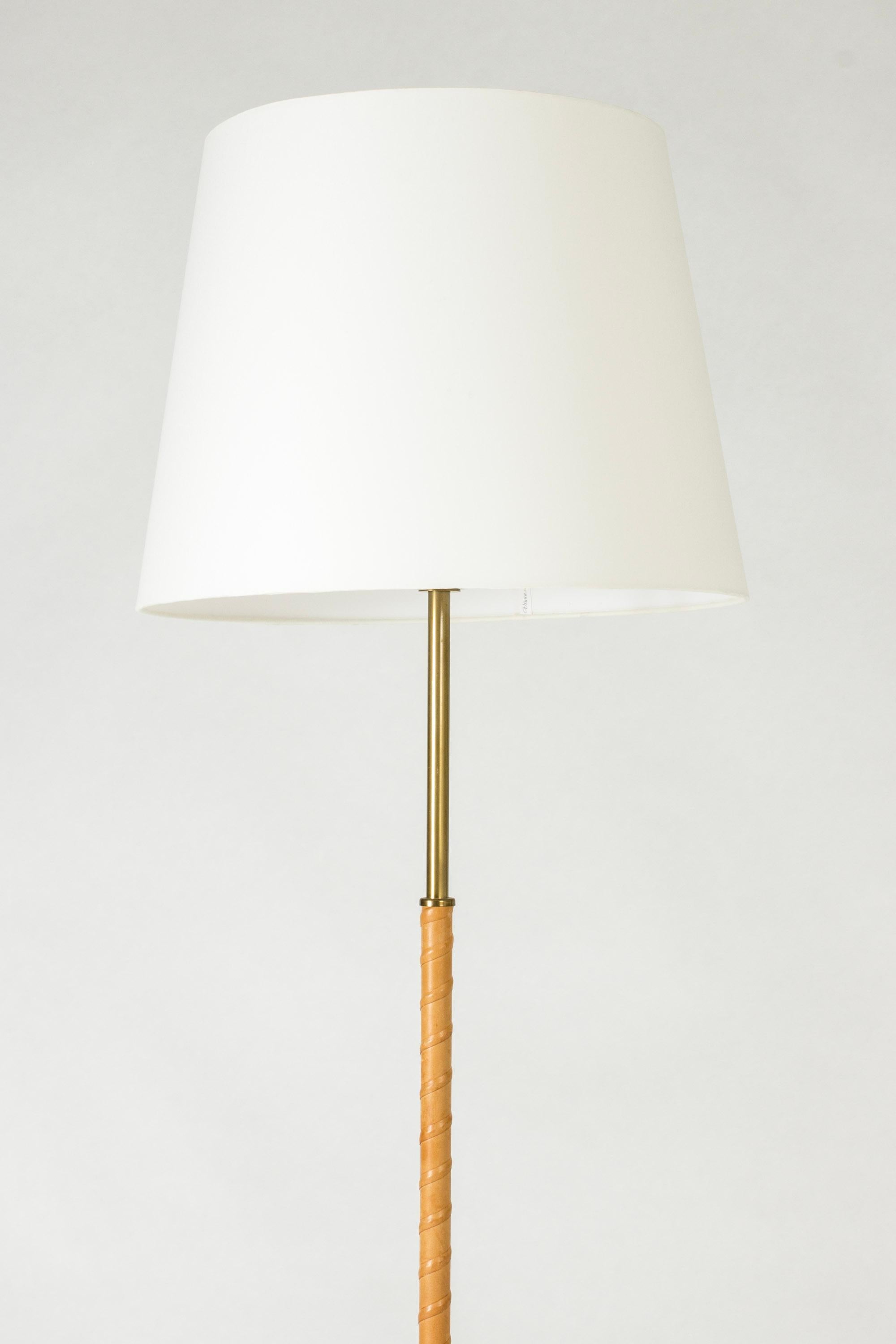 Lampadaire de Böhlmarks, en laiton avec une tige enroulée de cuir. Une pièce élégante et intemporelle.