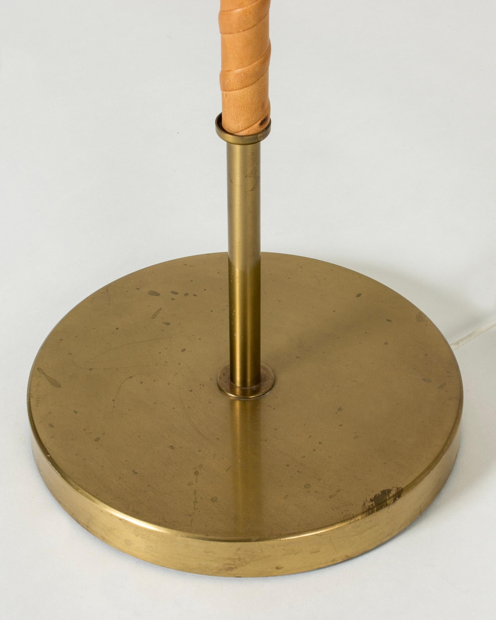 Mid-Century Modern Brass Floor Lamp from Böhlmarks, Sweden, 1940s In Good Condition For Sale In Stockholm, SE