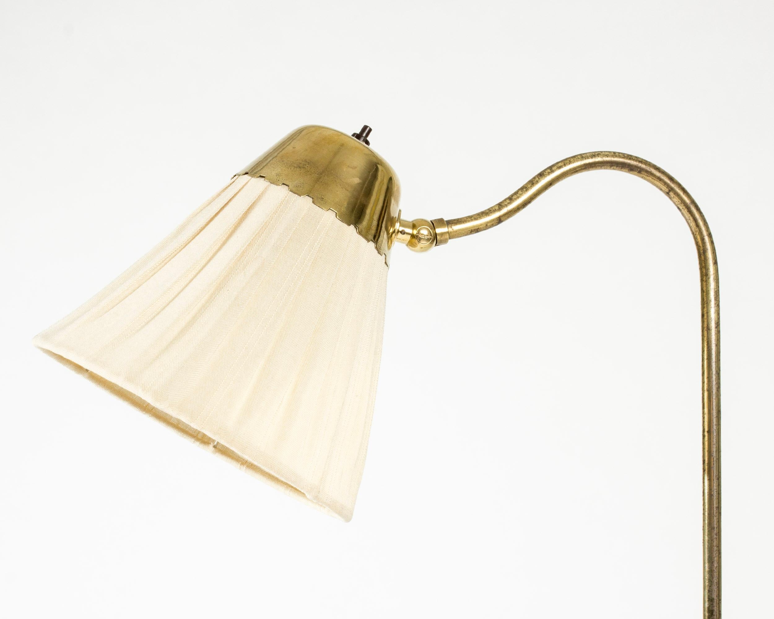 Milieu du XXe siècle Lampadaire en laiton The Moderns de Böhlmarks, Suède, années 1940 en vente