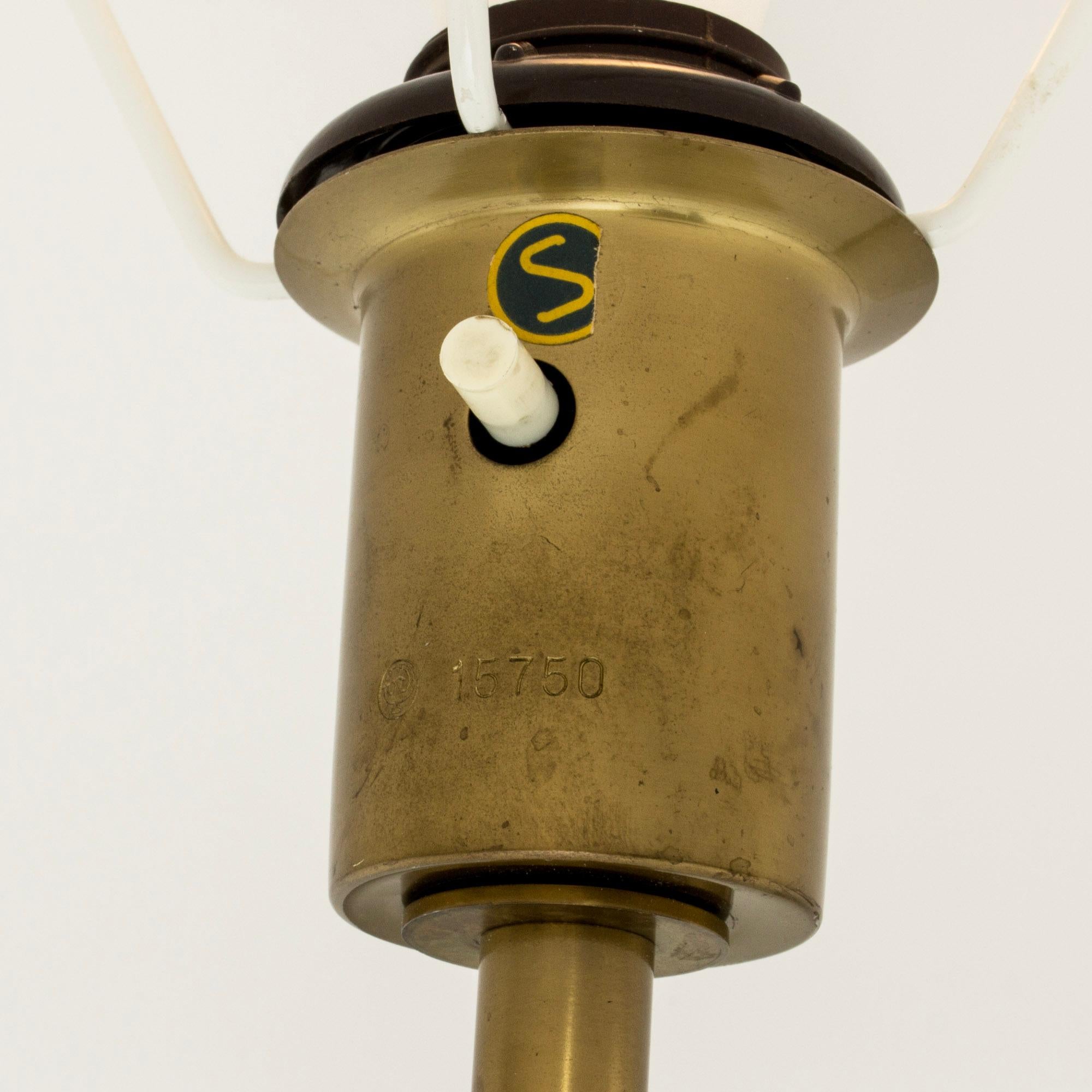 Moderne Stehlampe aus Messing aus der Mitte des Jahrhunderts, Böhlmarks, Schweden, 1940er Jahre im Angebot 1