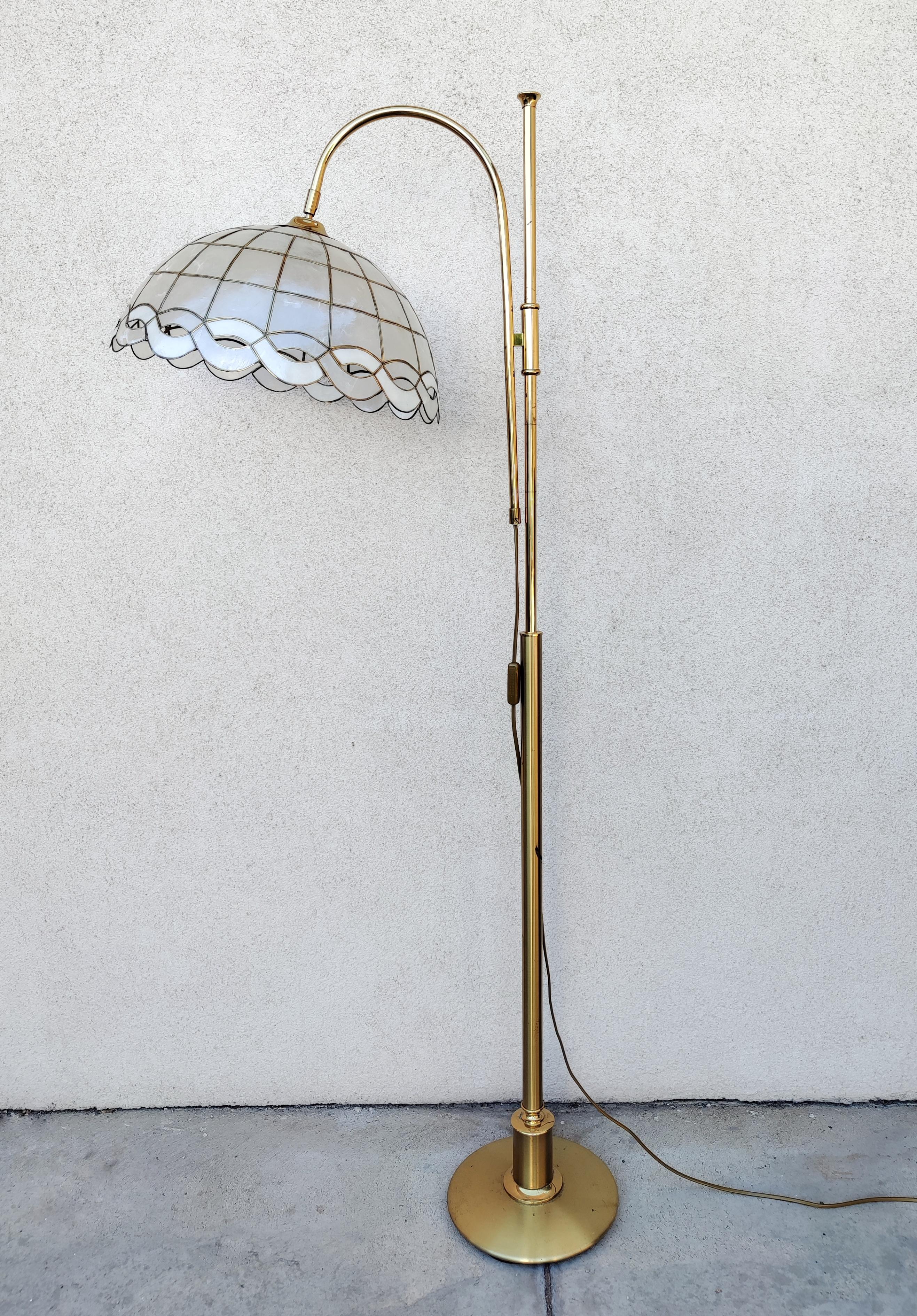 In diesem Angebot finden Sie eine auffällige Mid Century Modern Stehlampe in Messing mit wunderschönen Capiz Muschel Schatten, die schönes Licht bietet getan. Hergestellt in Westdeutschland von Fischer Leuchten in den 1970er Jahren.

Die Lampe ist