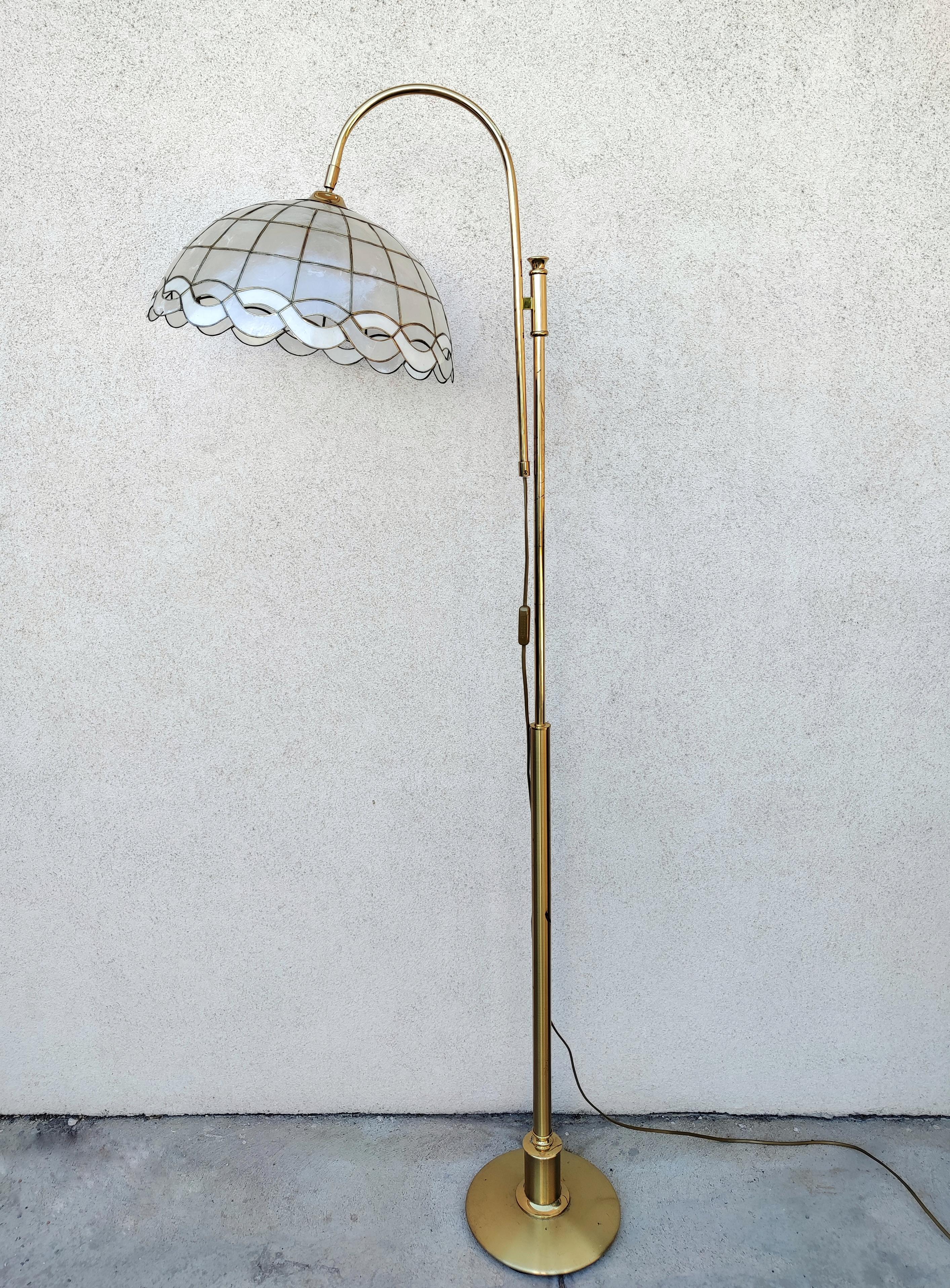Moderne Stehlampe aus Messing mit Capiz-Muschelschirm aus der Mitte des Jahrhunderts, Westdeutschland 1970er Jahre im Angebot 1
