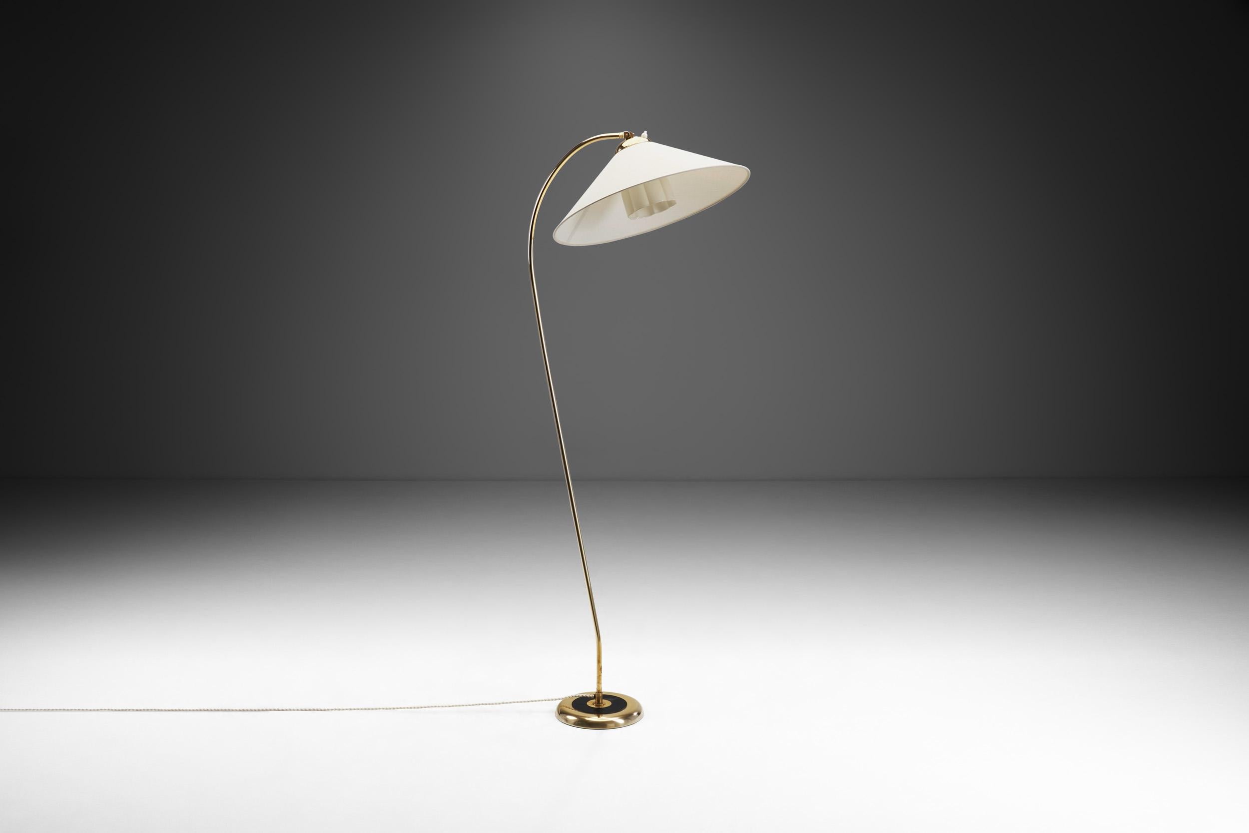 Mid-Century Modern Brass Floor Lamp with Fabric Shade, Scandinavia, 1950s In Good Condition In Utrecht, NL