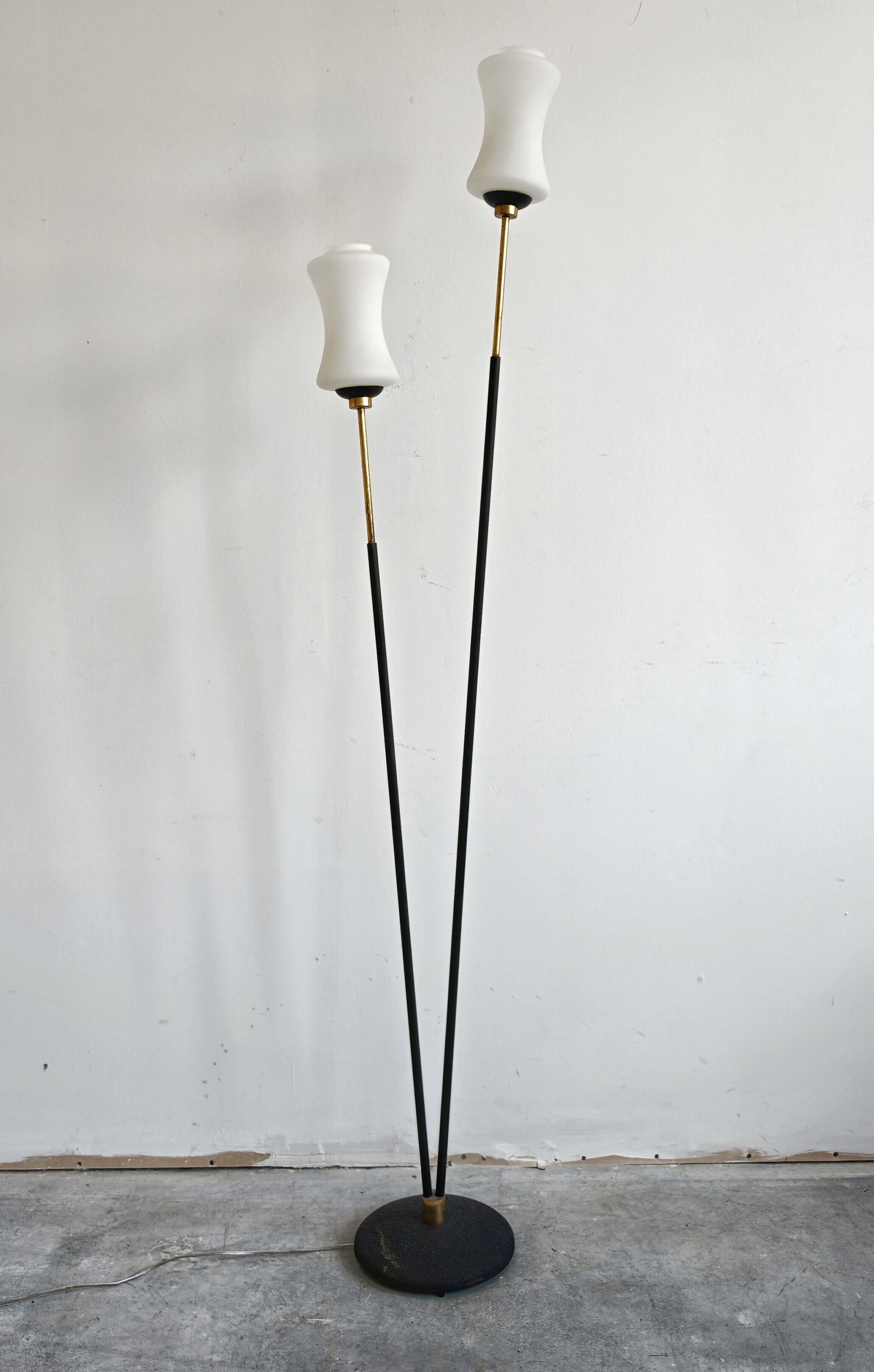 Mid-Century moderno Lampada da terra in ottone del Mid Century Modern con paralumi in vetro bianco latte di Stilnovo in vendita