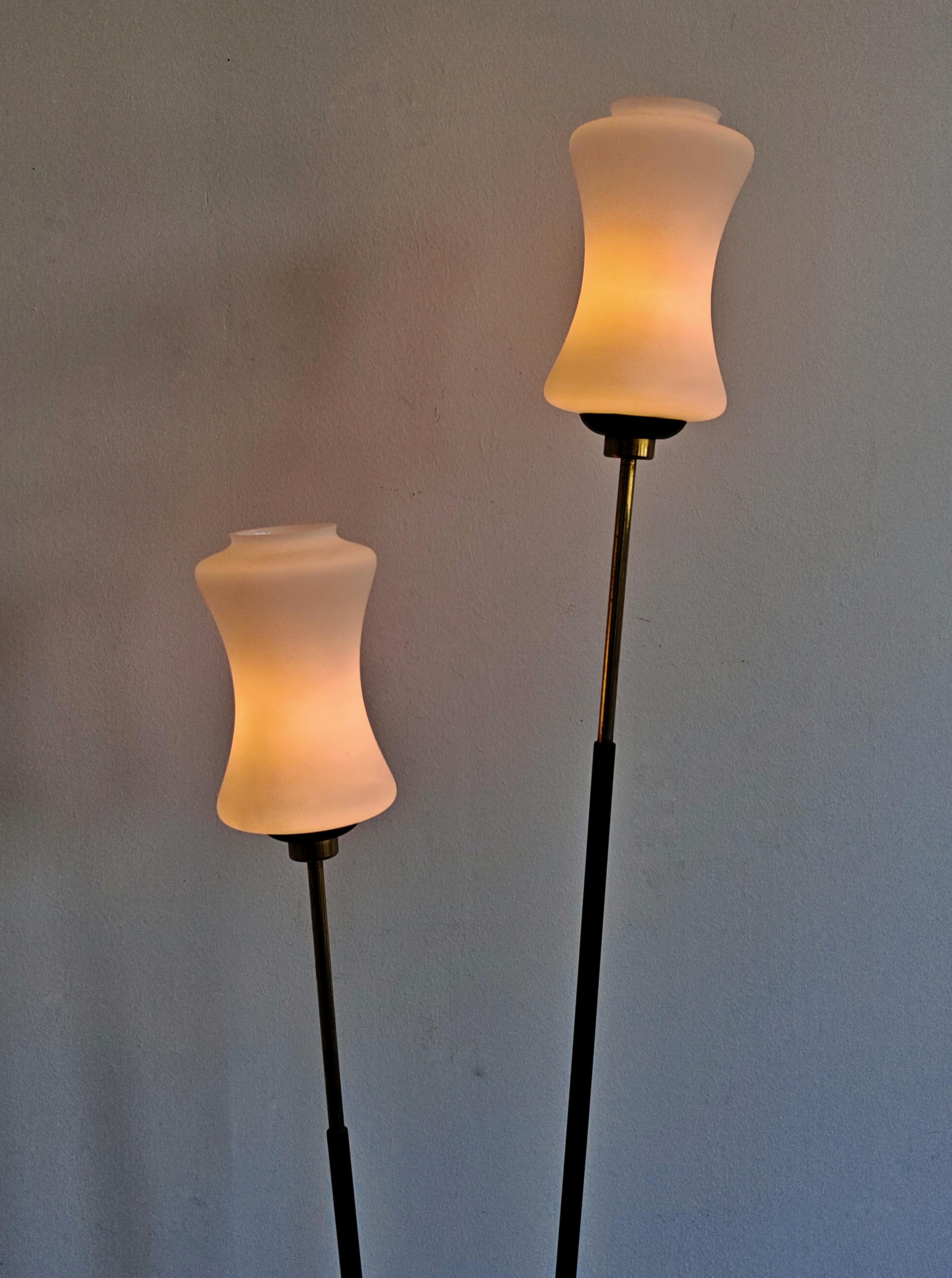 Italiano Lampada da terra in ottone del Mid Century Modern con paralumi in vetro bianco latte di Stilnovo in vendita