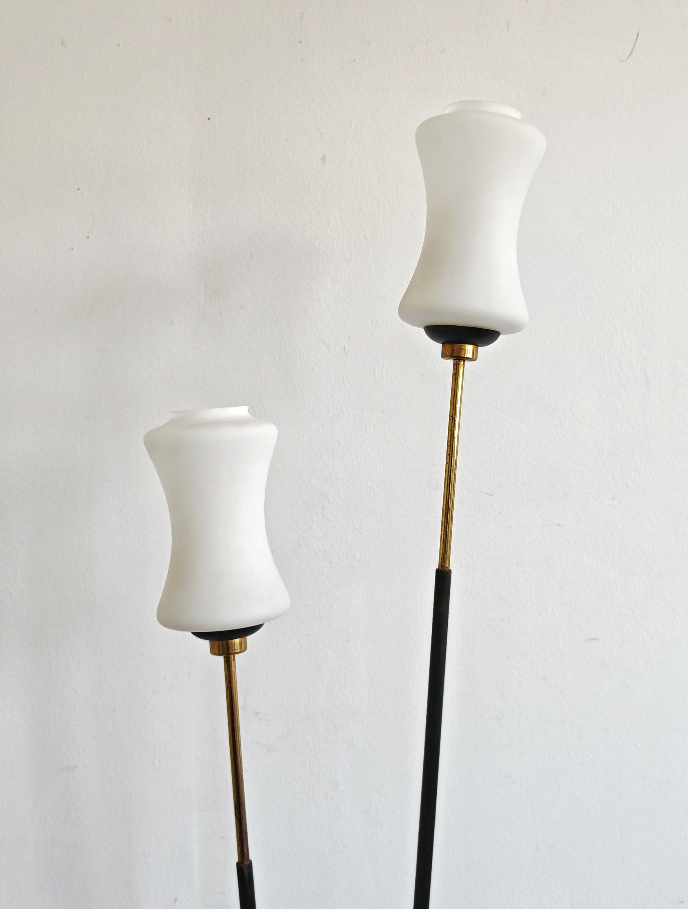 Lampada da terra in ottone del Mid Century Modern con paralumi in vetro bianco latte di Stilnovo In condizioni buone in vendita a Beograd, RS