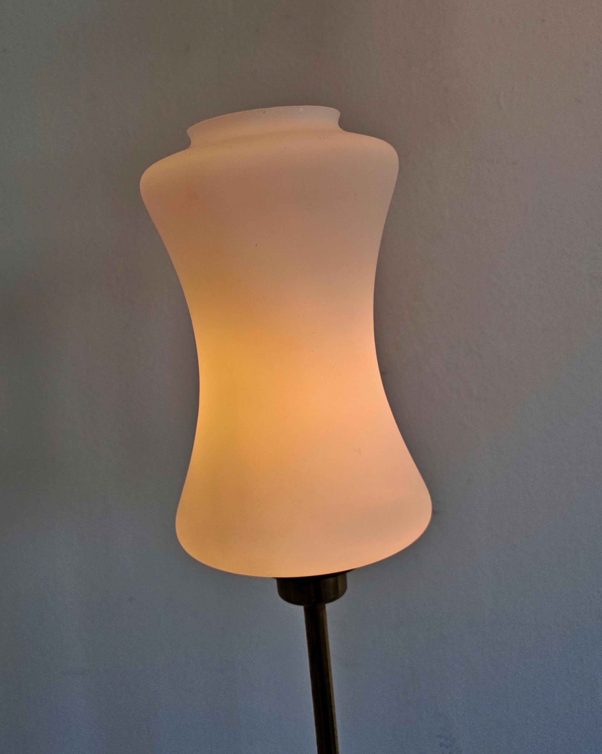 Metà XX secolo Lampada da terra in ottone del Mid Century Modern con paralumi in vetro bianco latte di Stilnovo in vendita