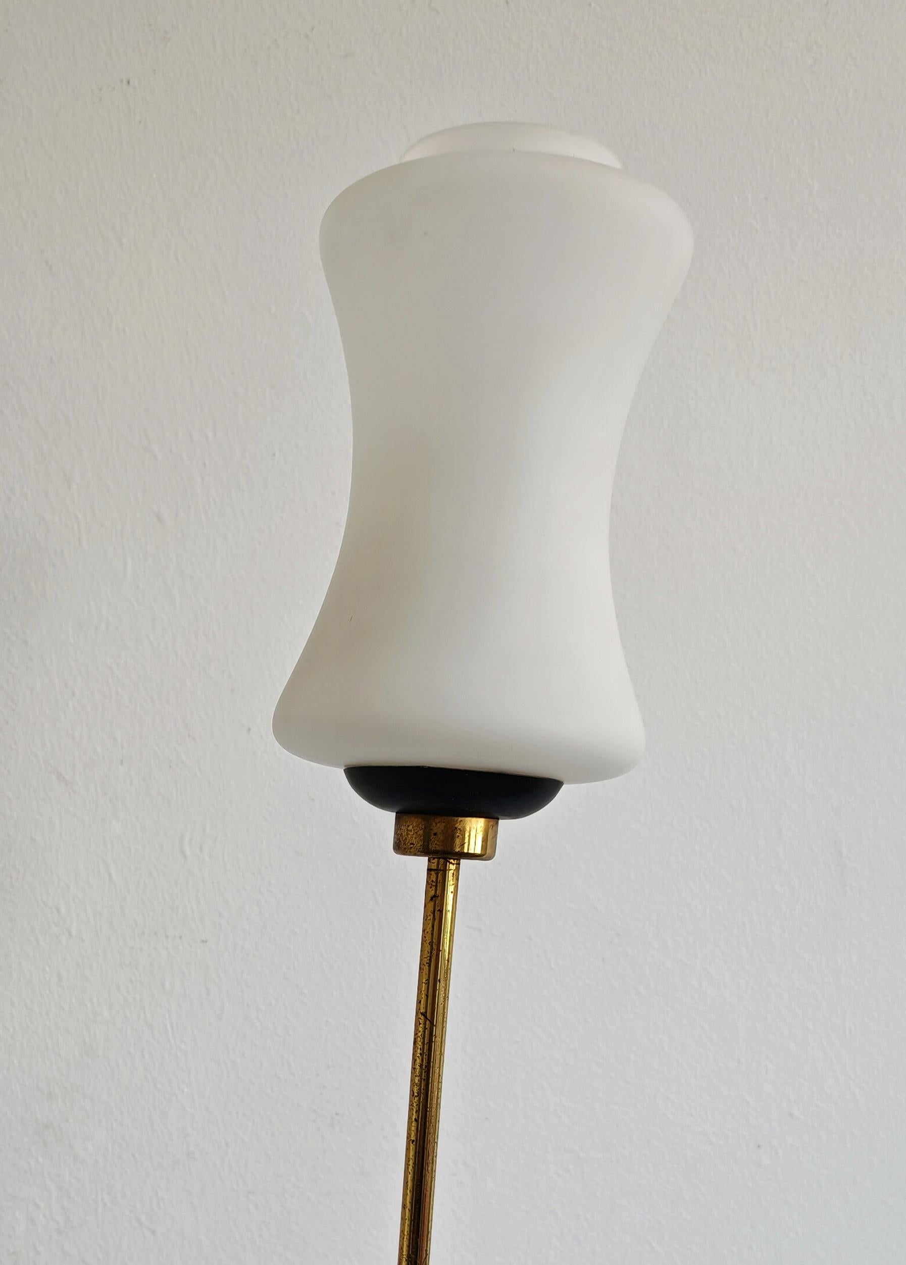 Ottone Lampada da terra in ottone del Mid Century Modern con paralumi in vetro bianco latte di Stilnovo in vendita