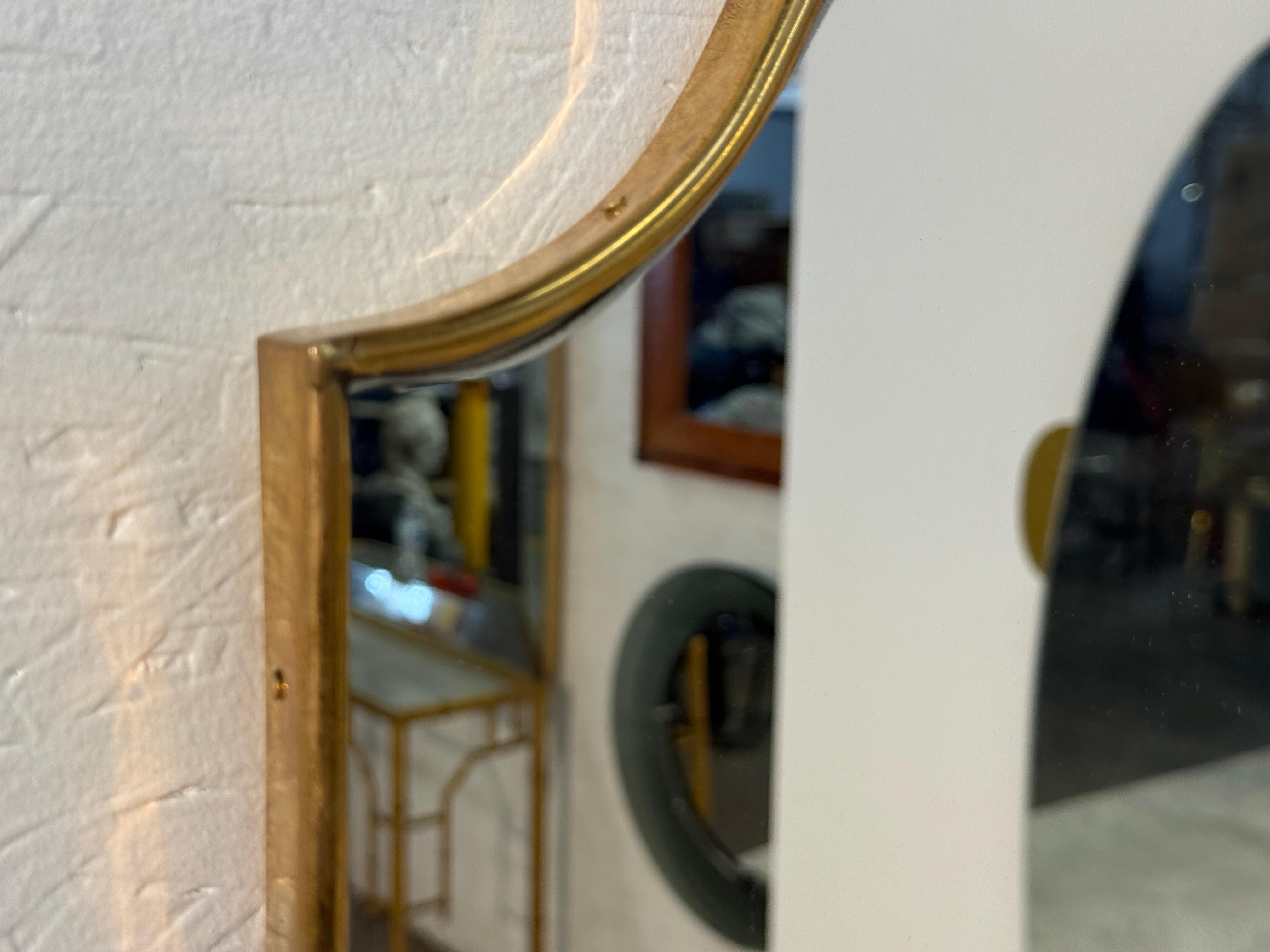 Mid-Century moderno Specchio da parete con cornice in ottone della metà del secolo scorso 1960 in vendita