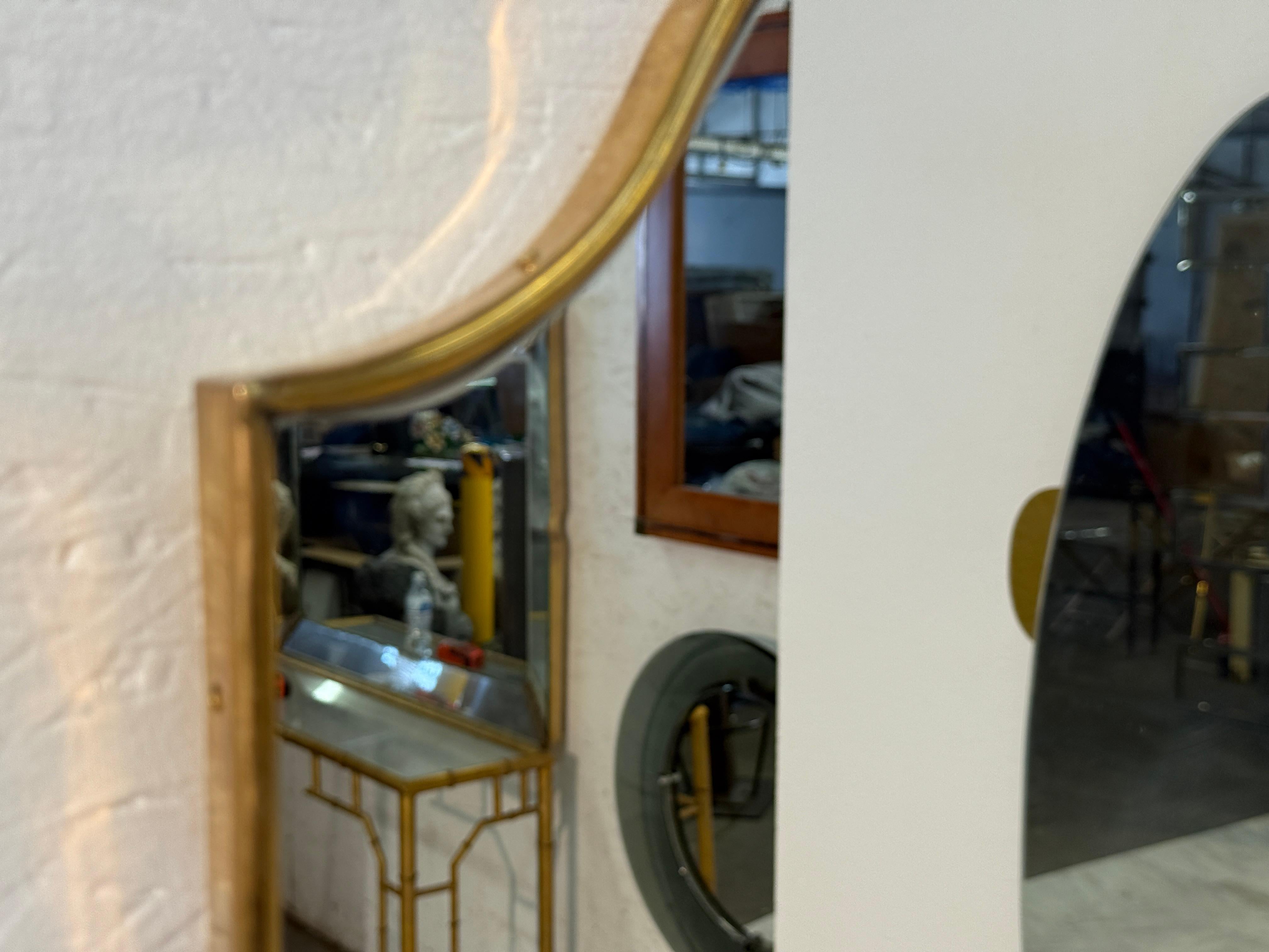 Italiano Specchio da parete con cornice in ottone della metà del secolo scorso 1960 in vendita