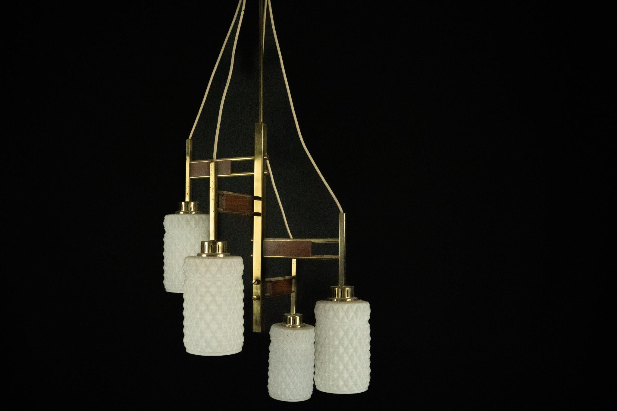 Lampadario moderno di metà secolo in ottone e vetro in stile Stilnovo, Italia anni '50 in vendita 6