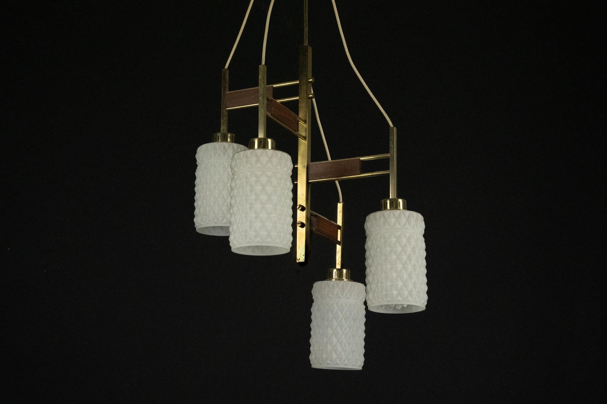 Mid-Century moderno Lampadario moderno di metà secolo in ottone e vetro in stile Stilnovo, Italia anni '50 in vendita