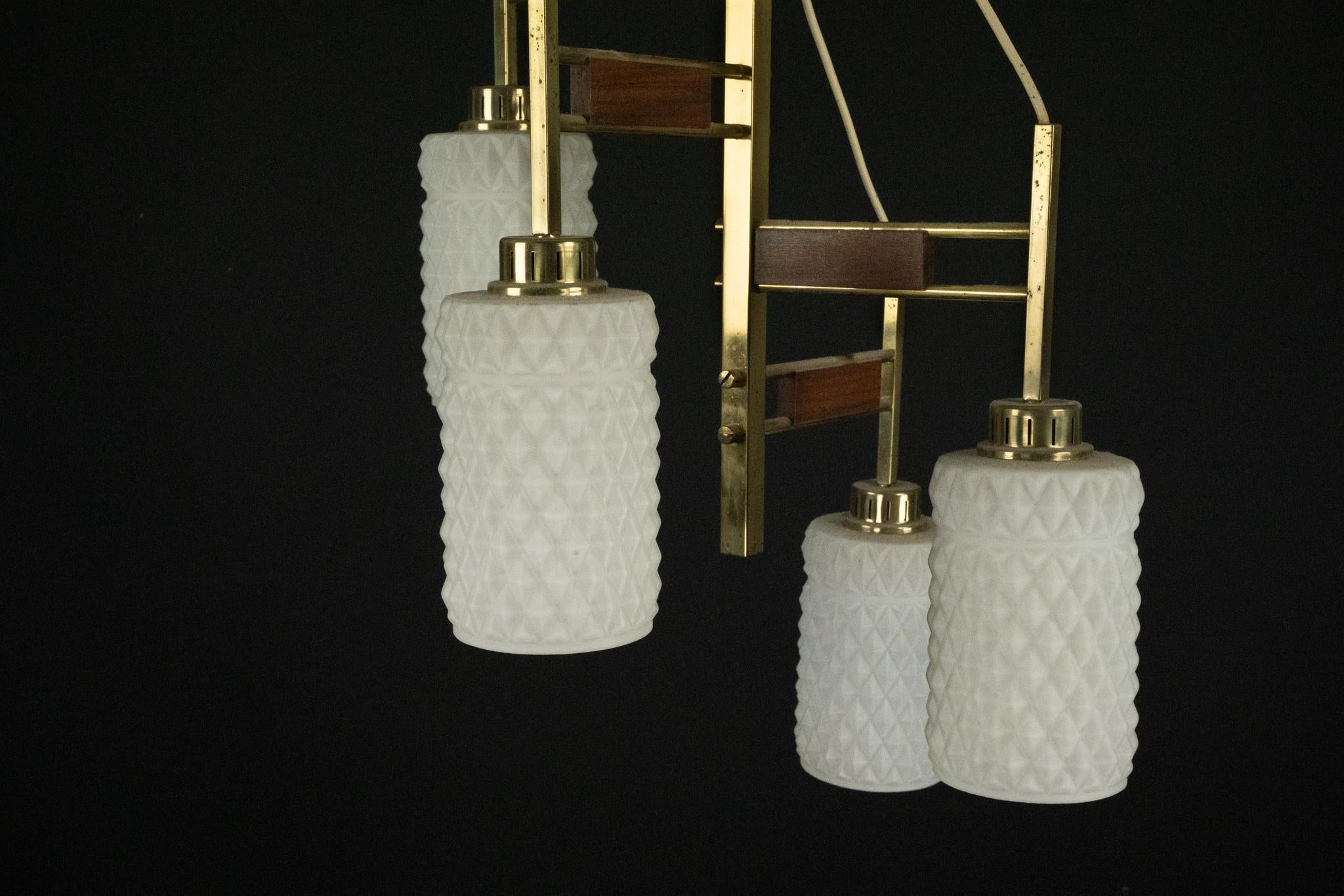 Italiano Lampadario moderno di metà secolo in ottone e vetro in stile Stilnovo, Italia anni '50 in vendita