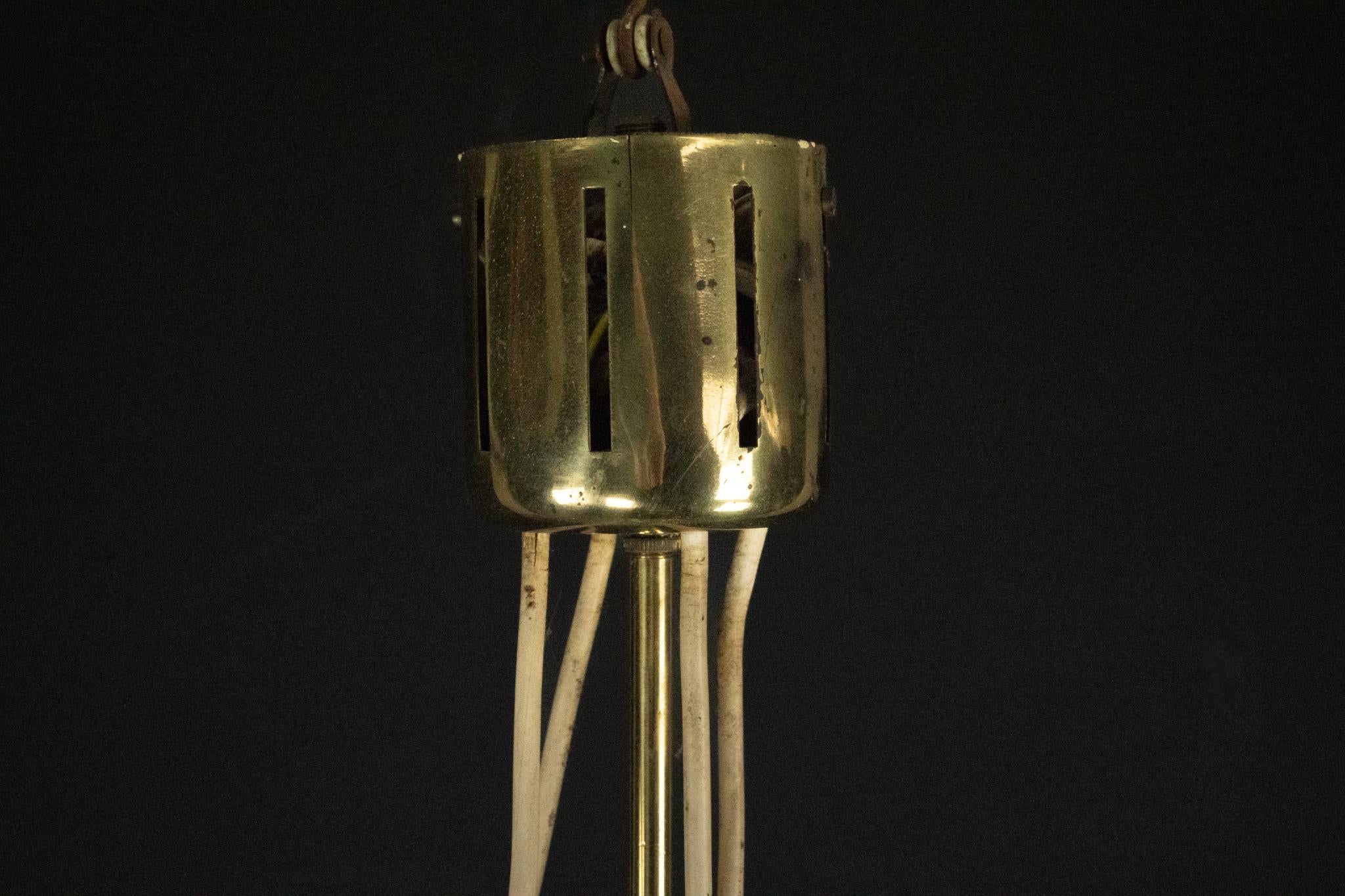 Ottone Lampadario moderno di metà secolo in ottone e vetro in stile Stilnovo, Italia anni '50 in vendita