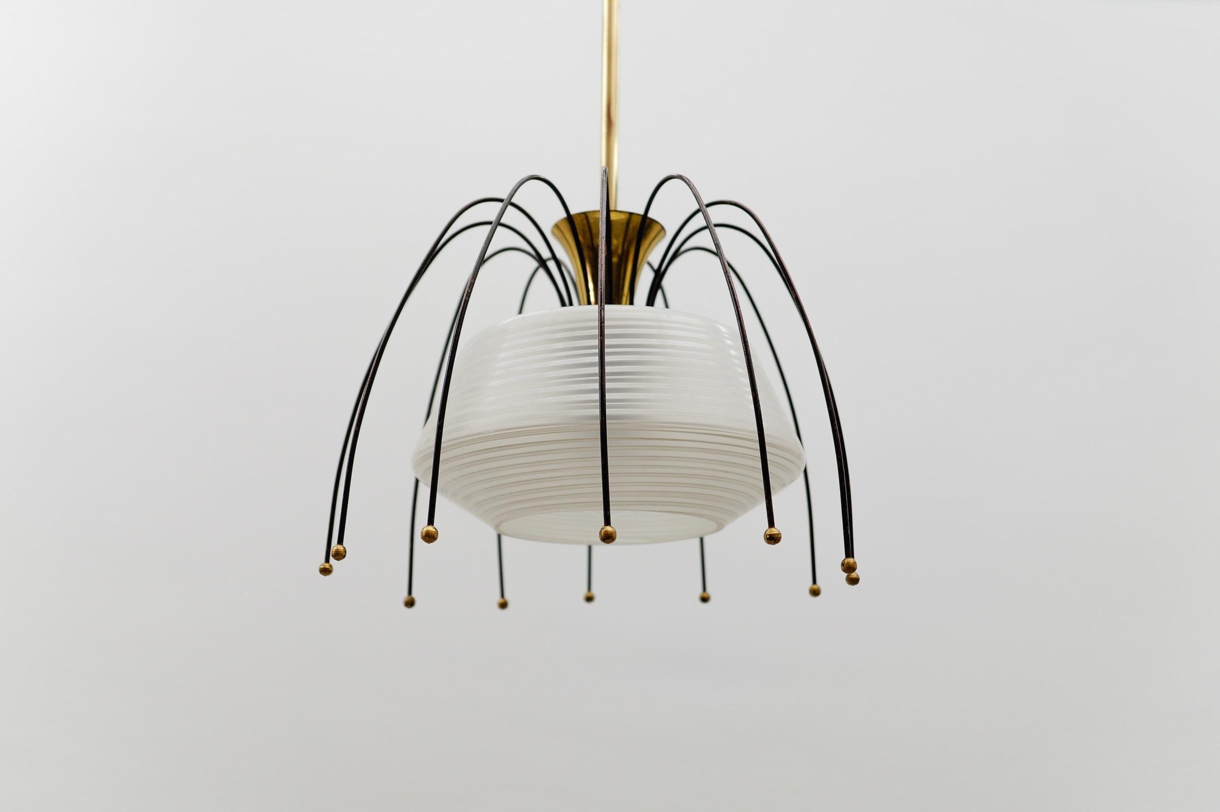 Lampada a sospensione in ottone e vetro del Mid Century Modern, 1960 Italia in vendita 3