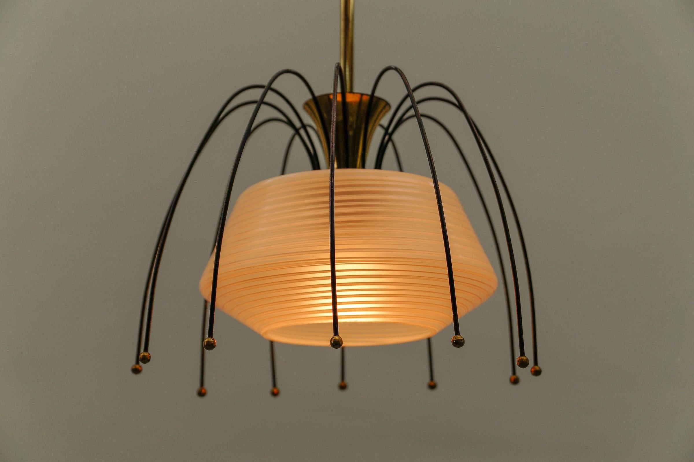 Lampada a sospensione in ottone e vetro del Mid Century Modern, 1960 Italia in vendita 4