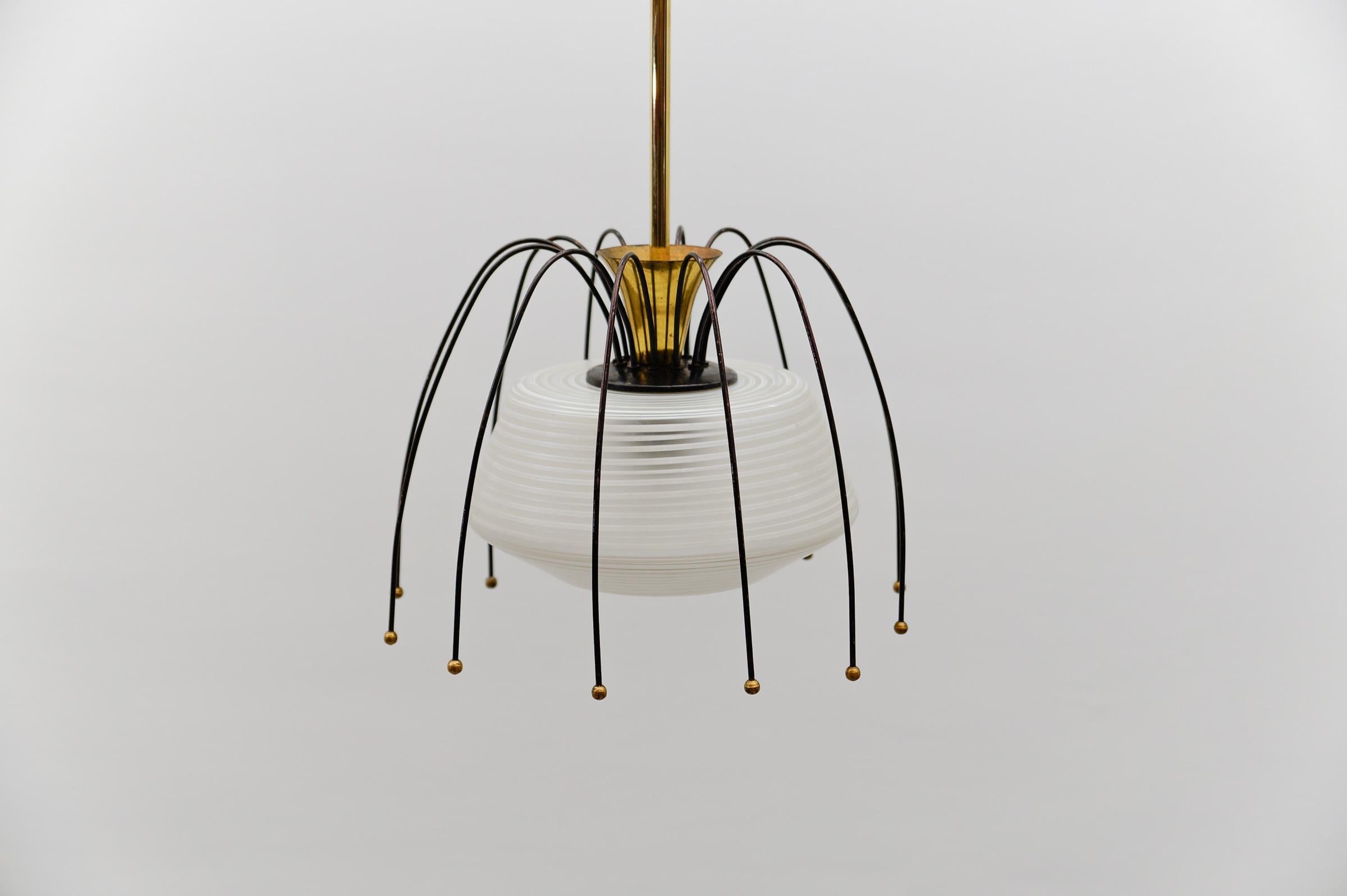 Lampada a sospensione in ottone e vetro del Mid Century Modern, 1960 Italia in vendita 5