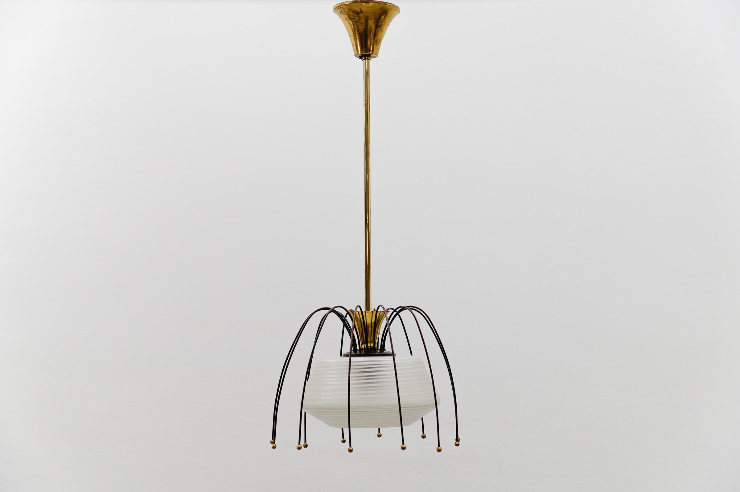 Lampada a sospensione in ottone e vetro della metà del secolo scorso, Austria 1960

Una presa E27. Funziona con 220V e 110V.

Le nostre lampade sono controllate, pulite e adatte all'uso negli Stati Uniti.

Le lampadine non sono incluse.

È possibile