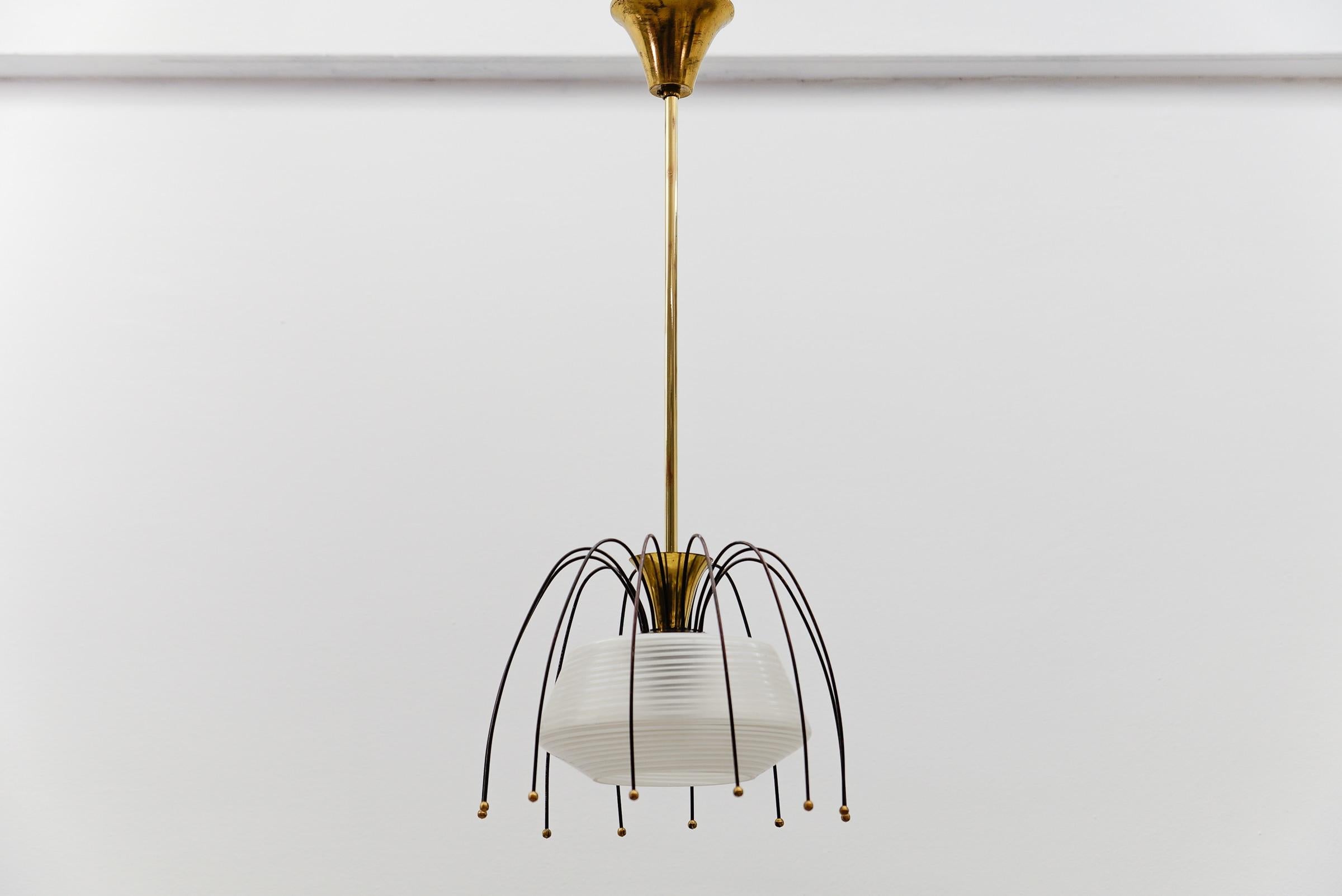 Mid-Century moderno Lampada a sospensione in ottone e vetro del Mid Century Modern, 1960 Italia in vendita