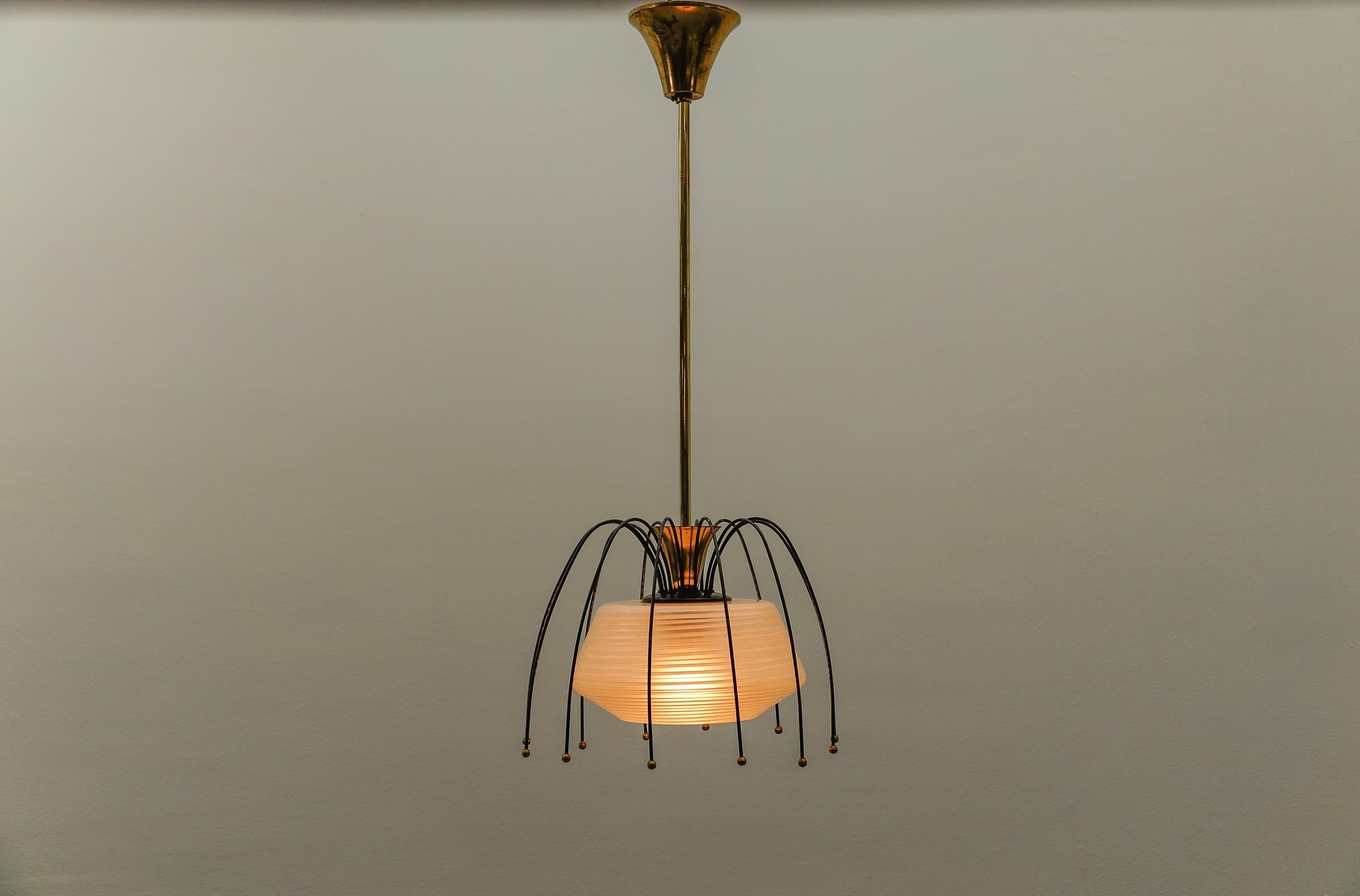 Italiano Lampada a sospensione in ottone e vetro del Mid Century Modern, 1960 Italia in vendita