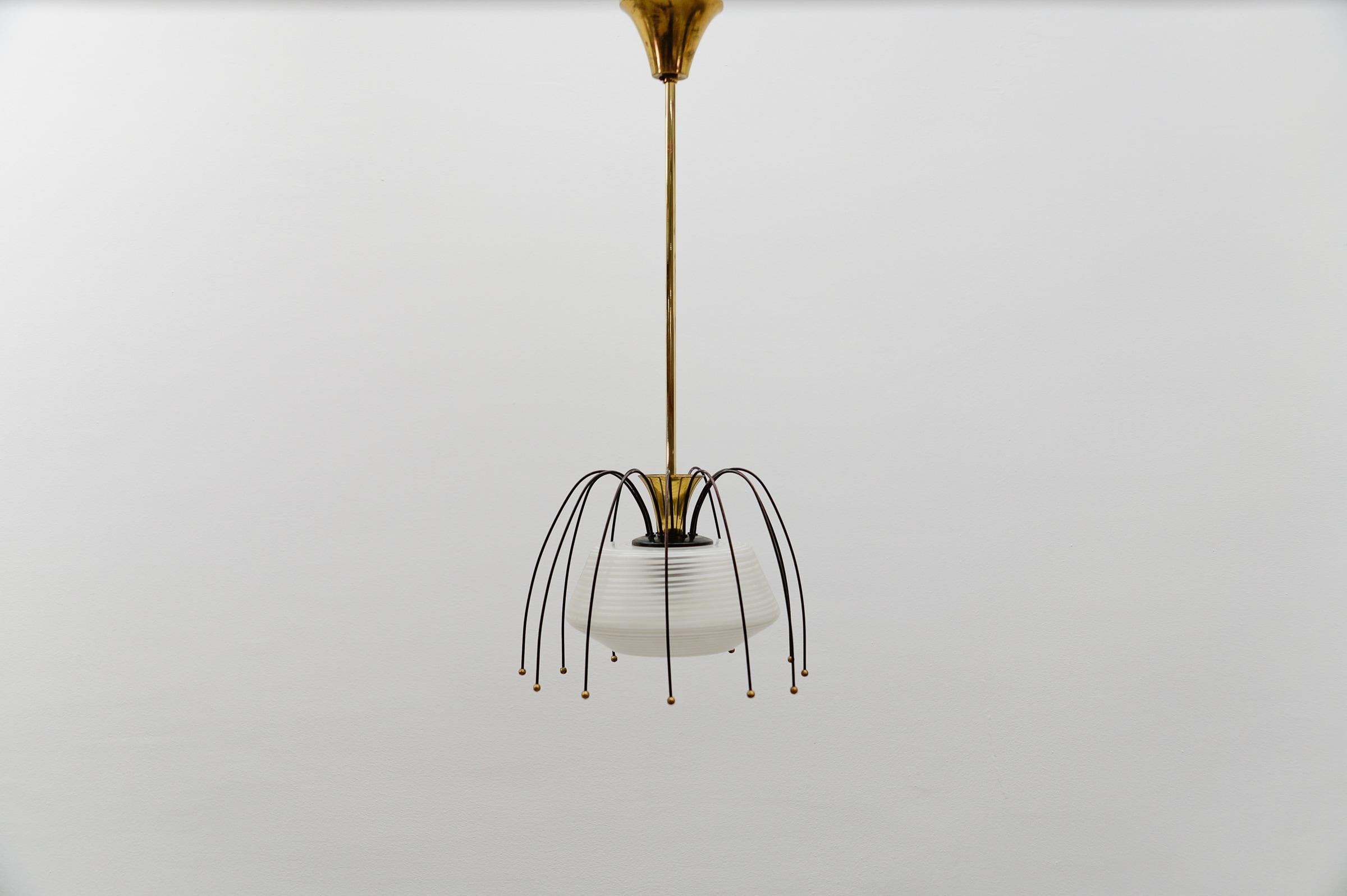 Metà XX secolo Lampada a sospensione in ottone e vetro del Mid Century Modern, 1960 Italia in vendita