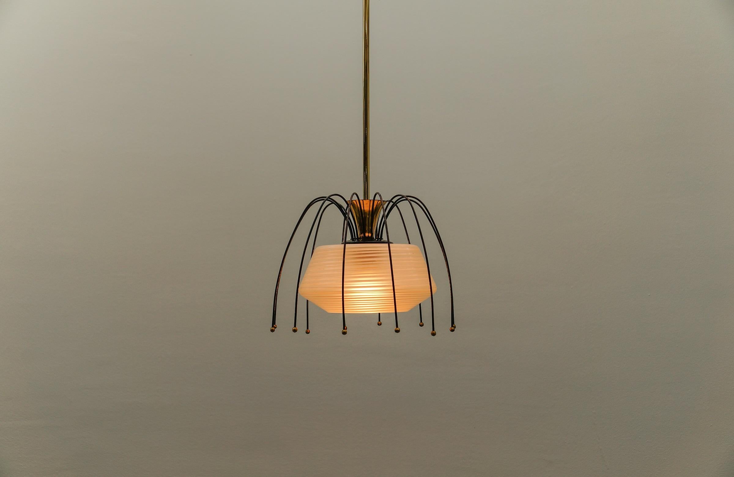 Ottone Lampada a sospensione in ottone e vetro del Mid Century Modern, 1960 Italia in vendita