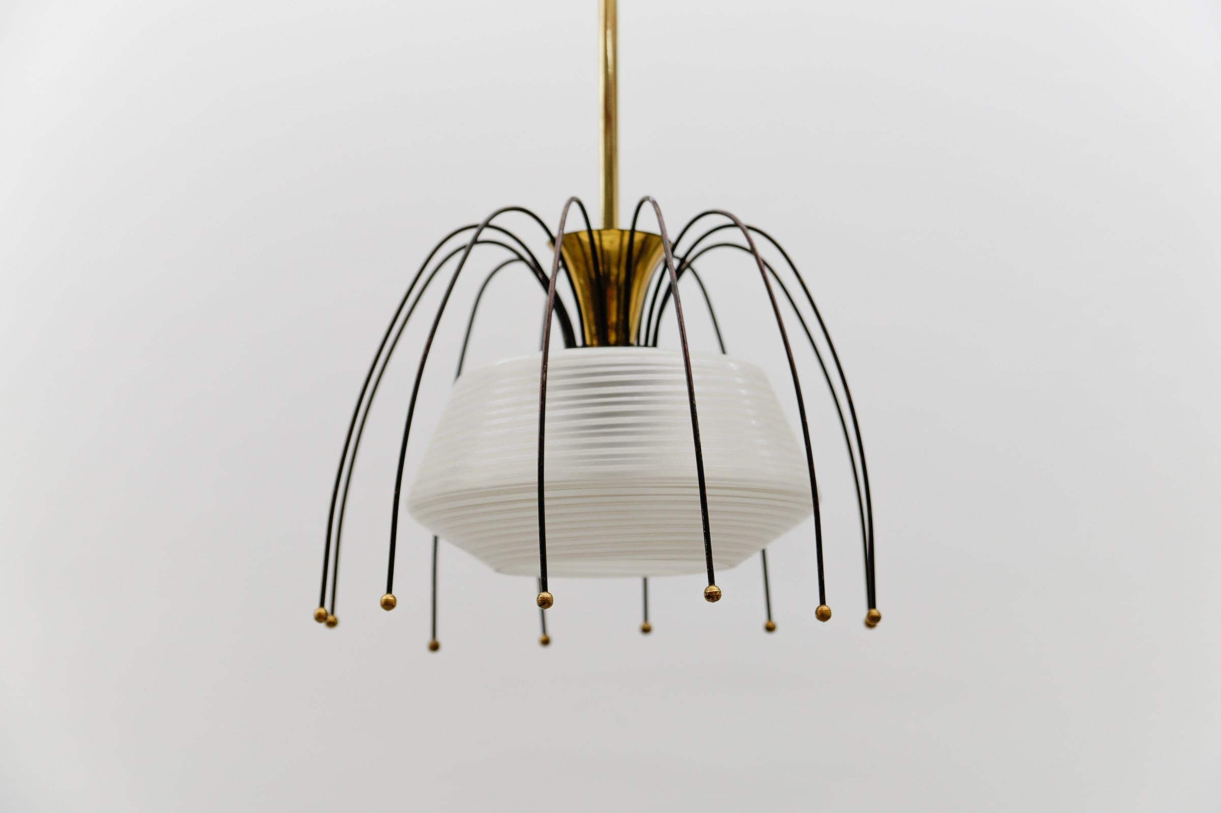 Lampada a sospensione in ottone e vetro del Mid Century Modern, 1960 Italia in vendita 1