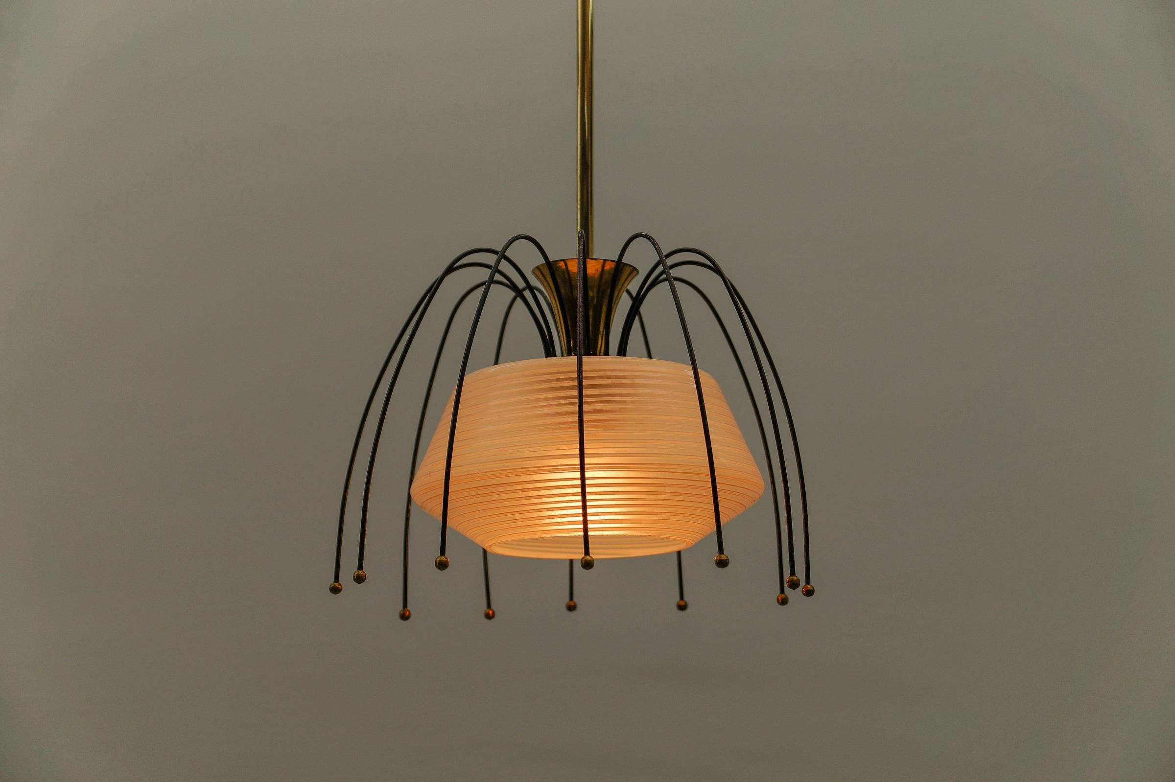 Lampada a sospensione in ottone e vetro del Mid Century Modern, 1960 Italia in vendita 2