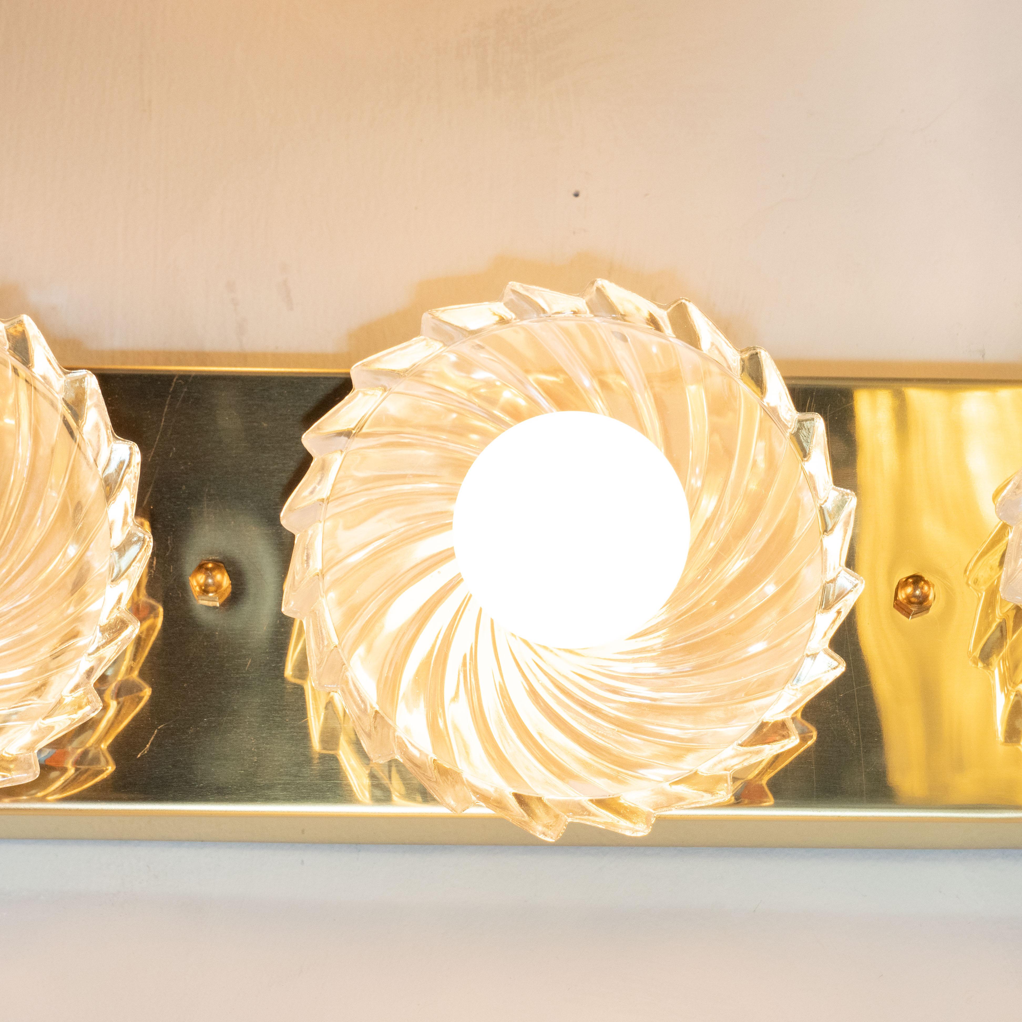 Mid-Century Modern Lampe de coiffeuse à trois ampoules en laiton et verre à roue épinglée, de style moderne du milieu du siècle dernier, par Lightolier en vente