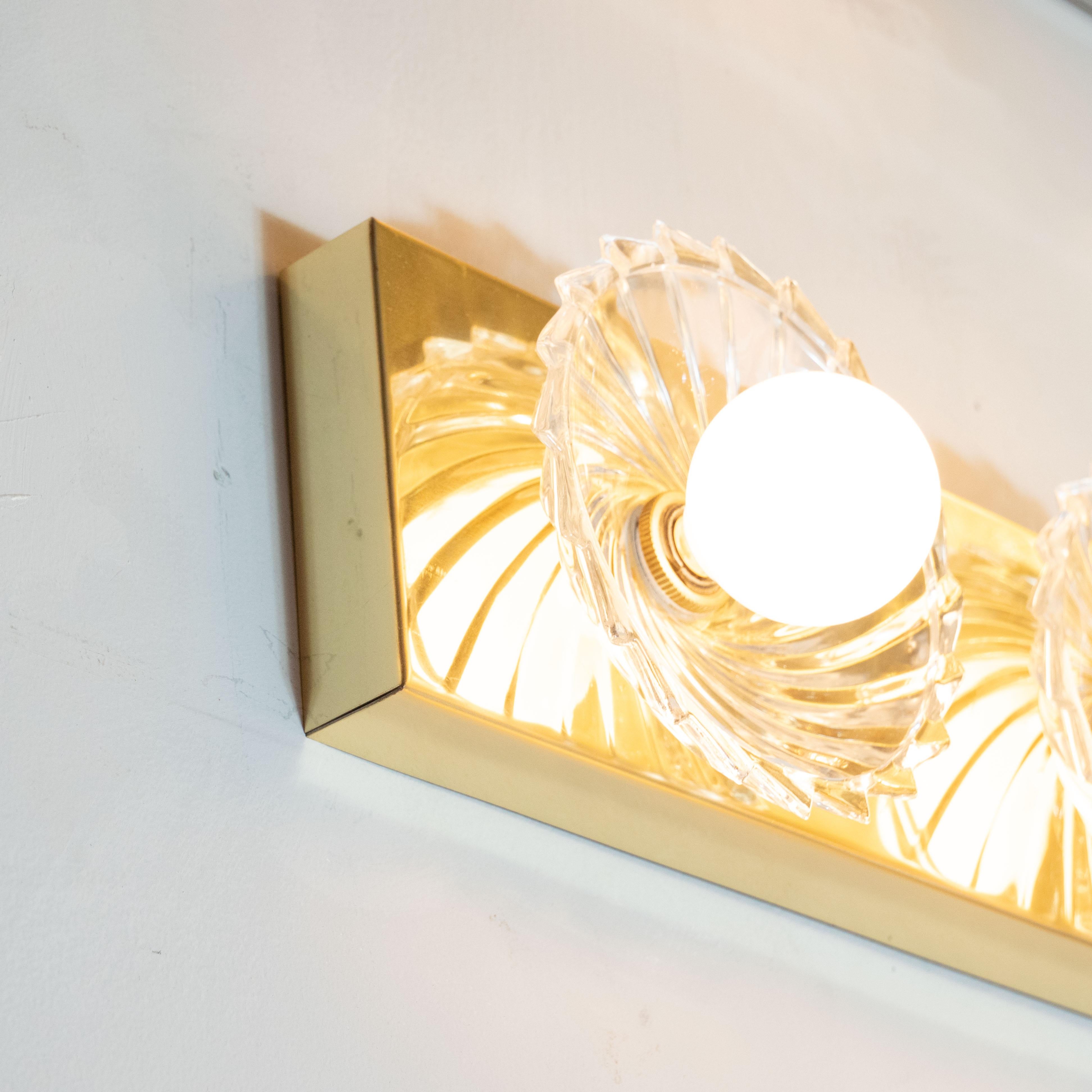 Moderne Mid-Century-Schminktischlampe aus Messing und Glas mit drei Glühbirnen von Lightolier im Zustand „Hervorragend“ im Angebot in New York, NY