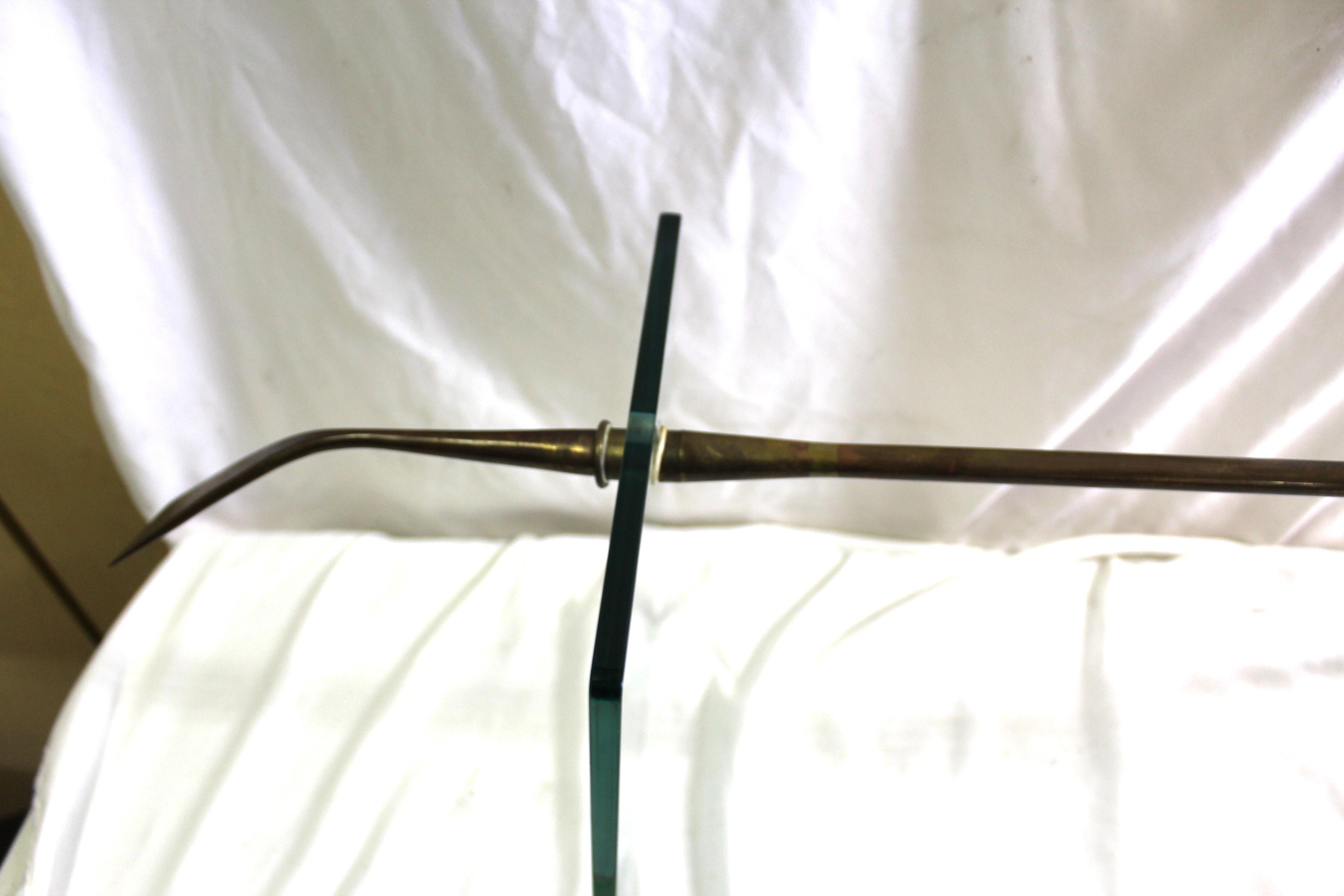 Américain Modernes du milieu du siècle  Laiton, verre  Table d'appoint en vente