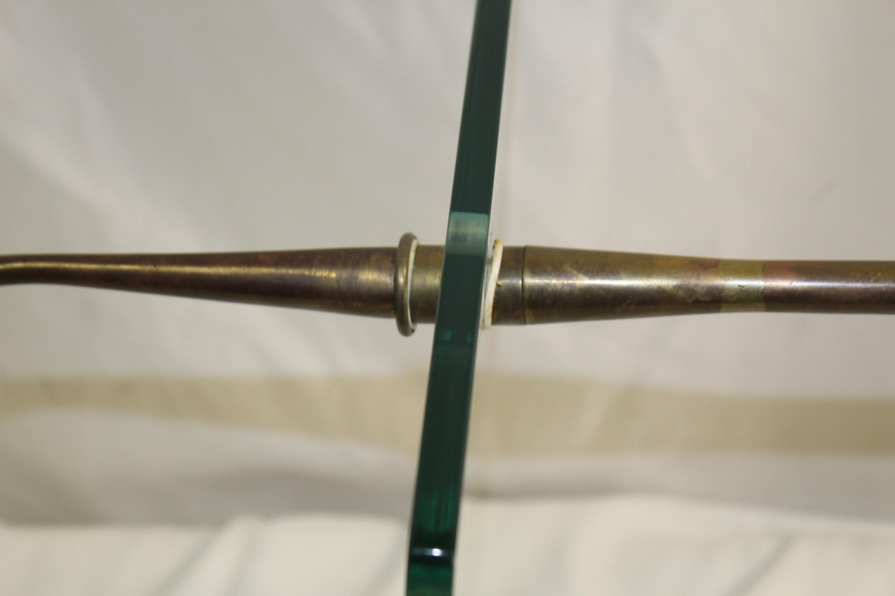 Patiné Modernes du milieu du siècle  Laiton, verre  Table d'appoint en vente